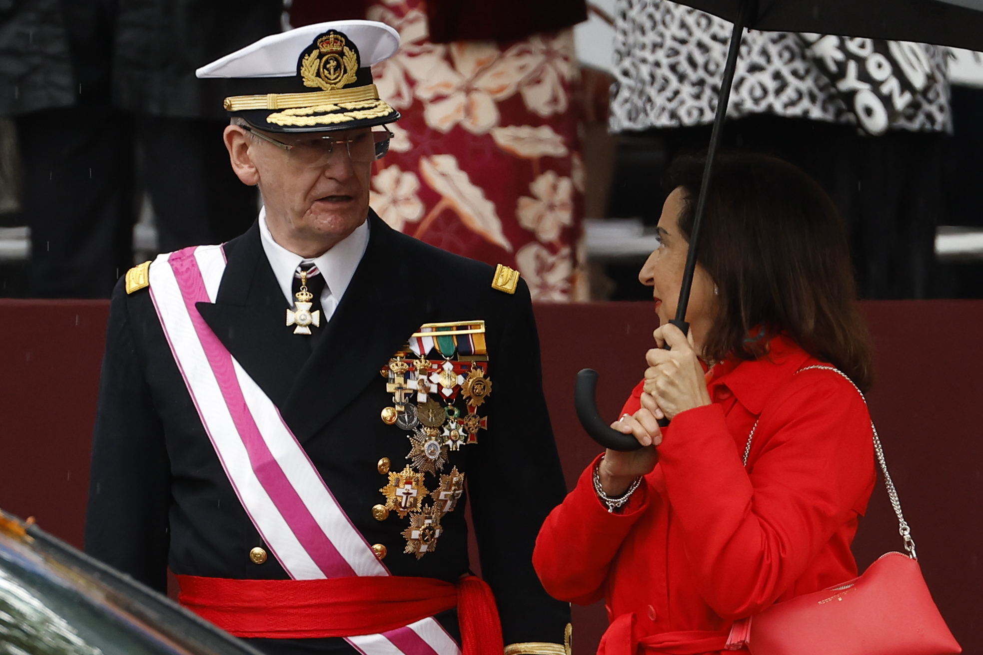 MADRID, 12/10/2024.- La ministra de Defensa, Margarita Robles, conversa con el jefe del Estado Mayor de la Defensa, Teodoro Esteban López Calderón, este sábado, en el marco del tradicional desfile del Día de la Fiesta Nacional por el Paseo del Prado de Madrid. EFE/ Chema Moya
