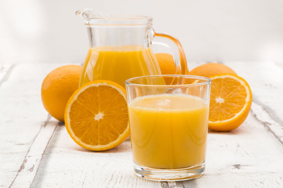 Zumo de naranja? Es mejor desayunar la fruta entera