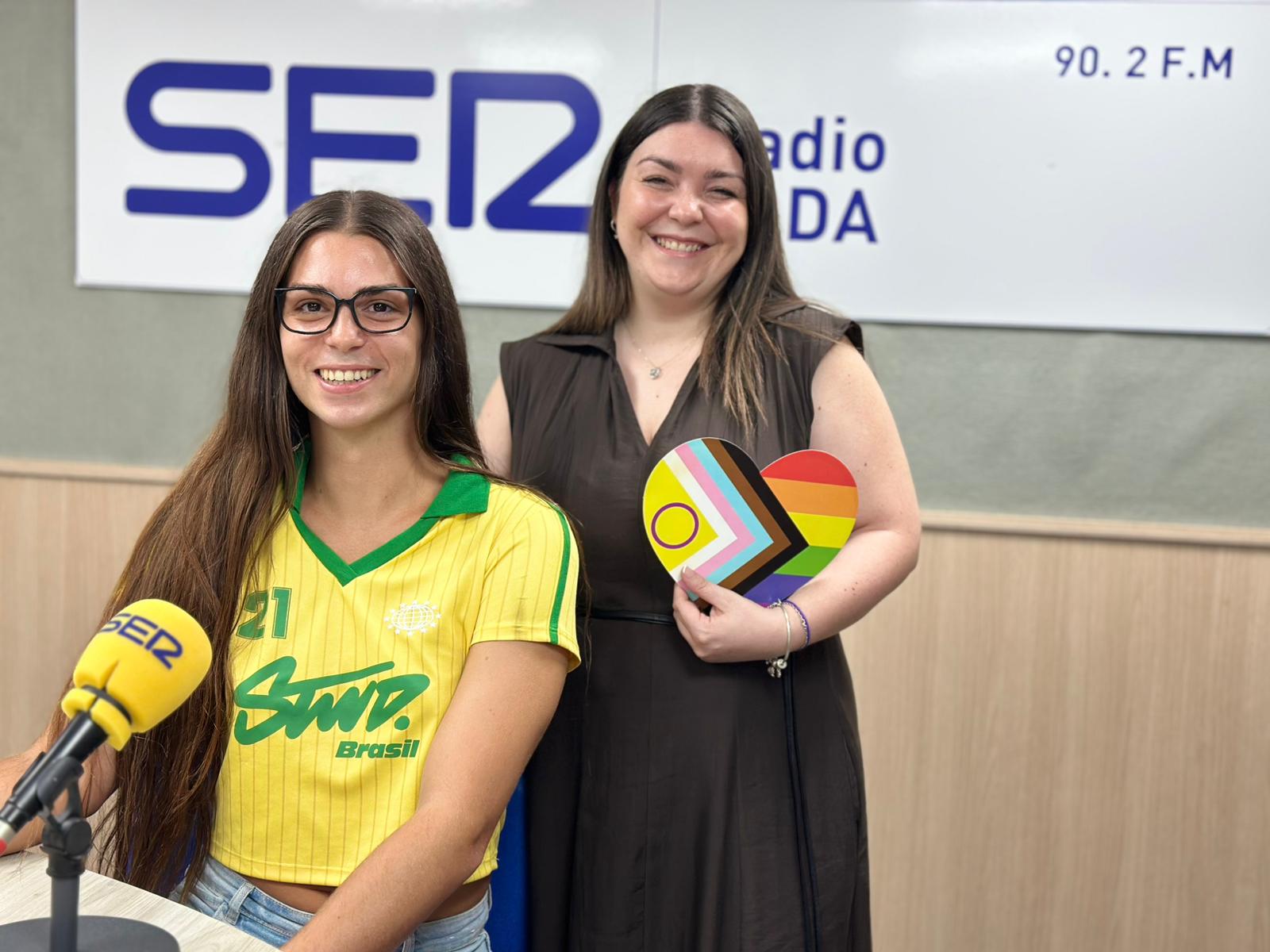 Raisha Cosima, pregonera del Orgullo de Elda junto a Anabel García, concejala de Diversidad