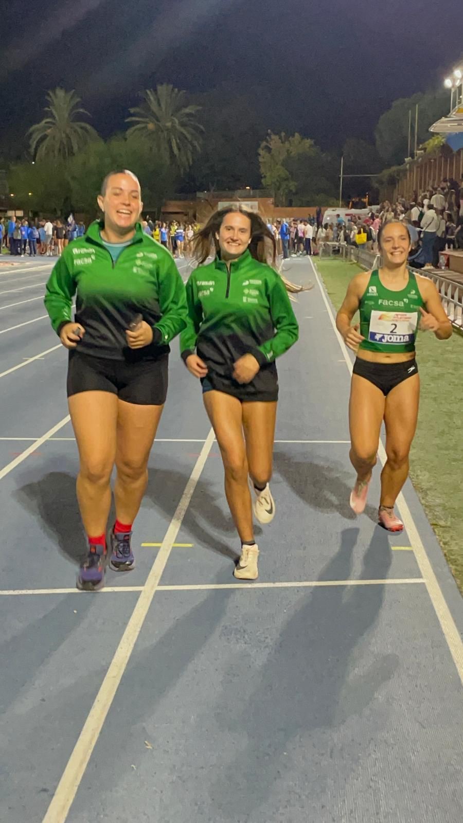 Las tres atletas celebran el triunfo