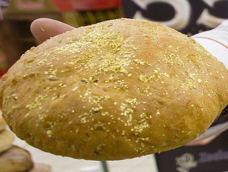 Pan de oro: 400 gramos, 117 euros, Ocio y cultura