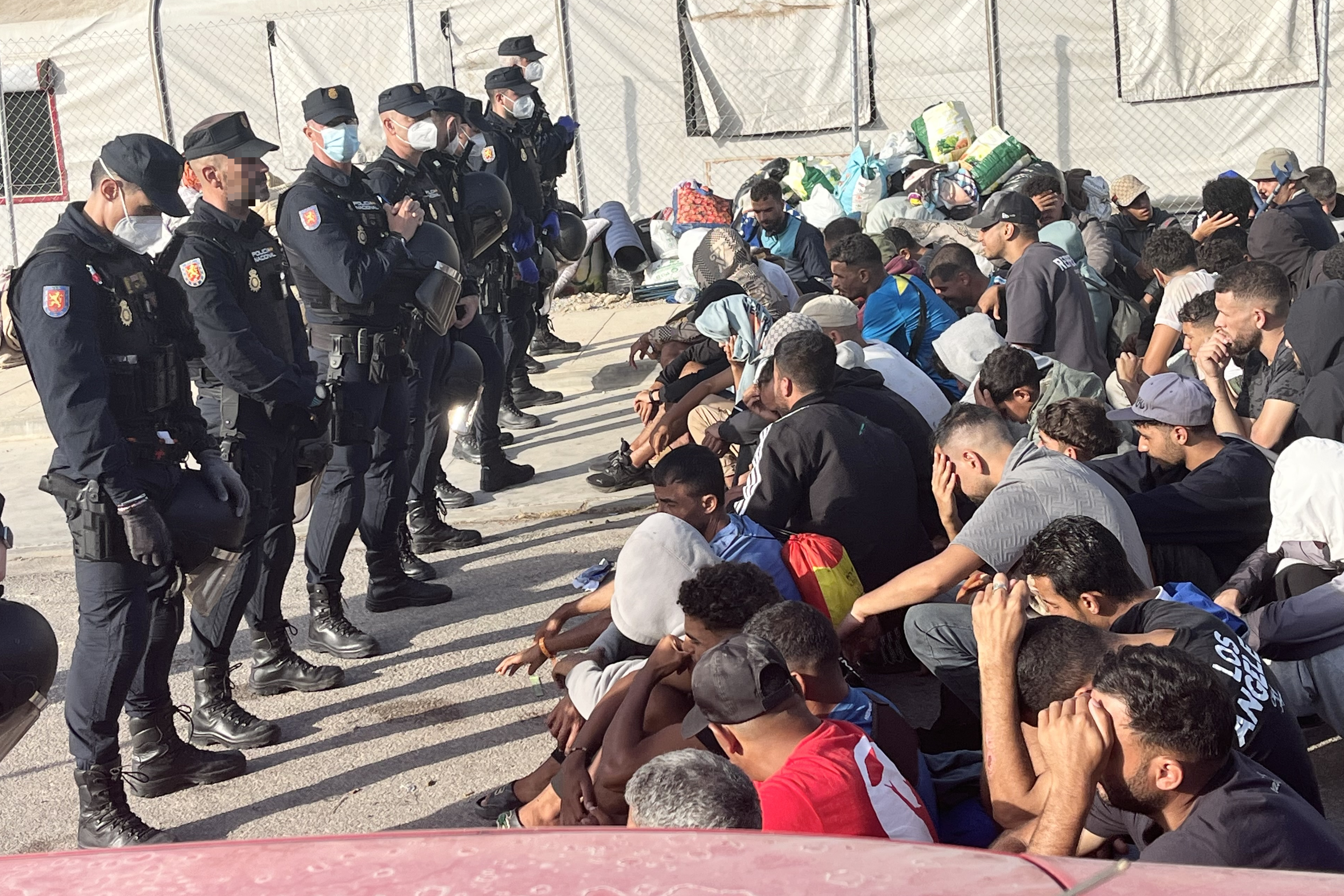 Hallados 74 migrantes en ceuta: 10 menores con graves mordeduras de perro. 3 Más de 800 migrantes son trasladados en ceuta al recurso temporal en el barrio de los rosales | sociedad | cadena ser