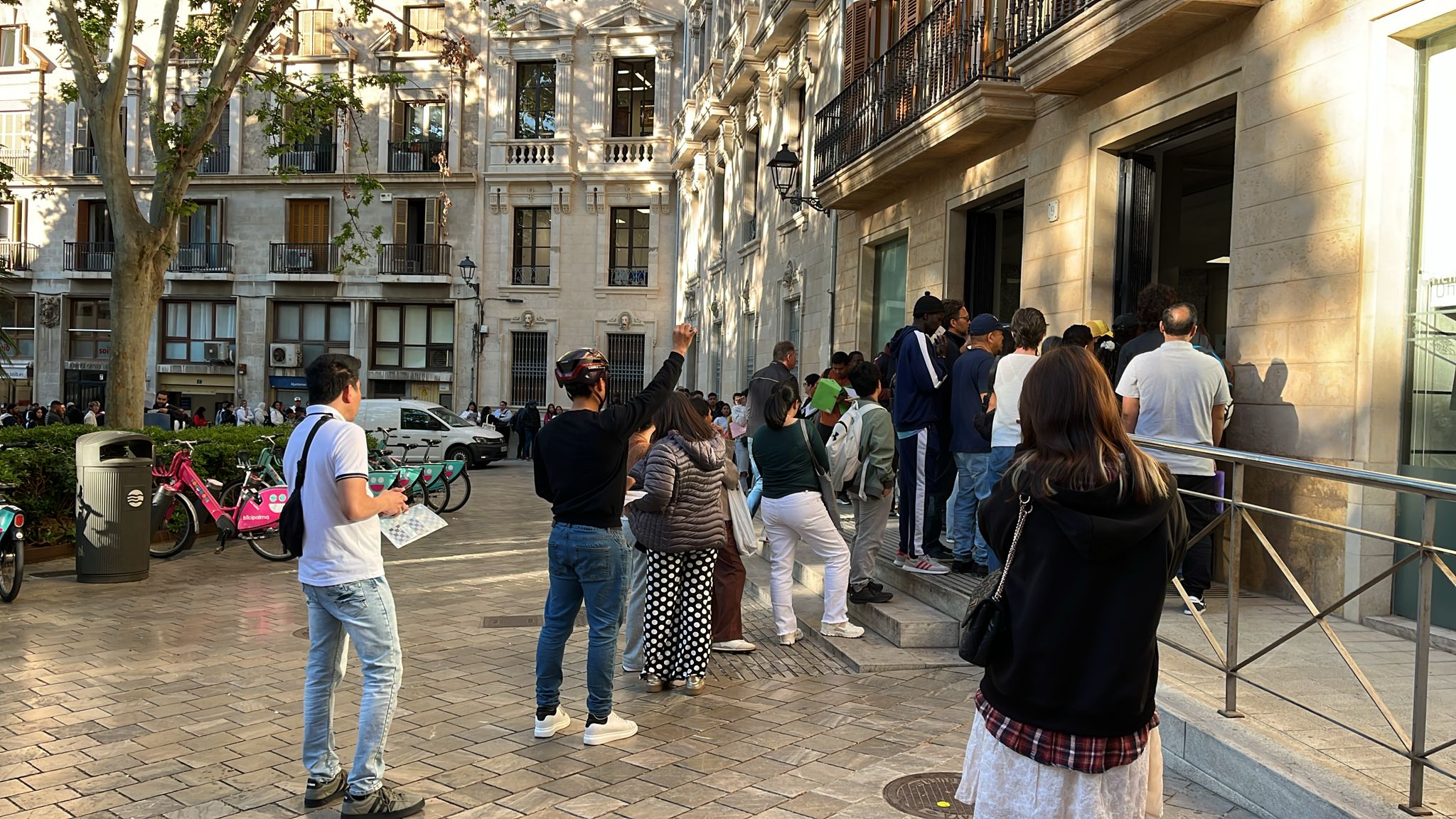 Larga cola en las oficinas del Ayuntamiento de Palma para hacer los trámites para la regularización 