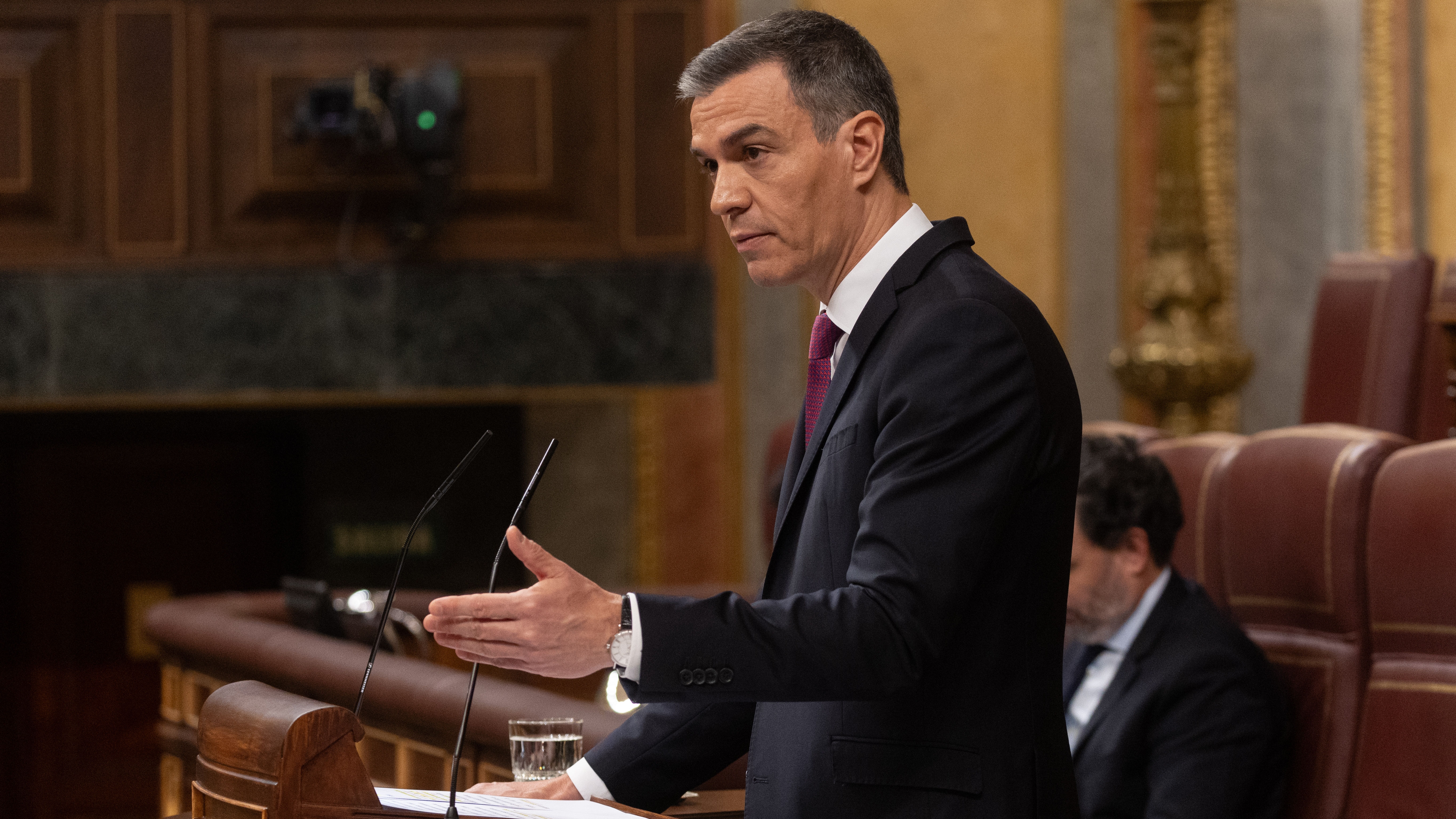 El PSOE apoya en bloque a Sánchez y la oposición le pide &quot;explicaciones&quot;