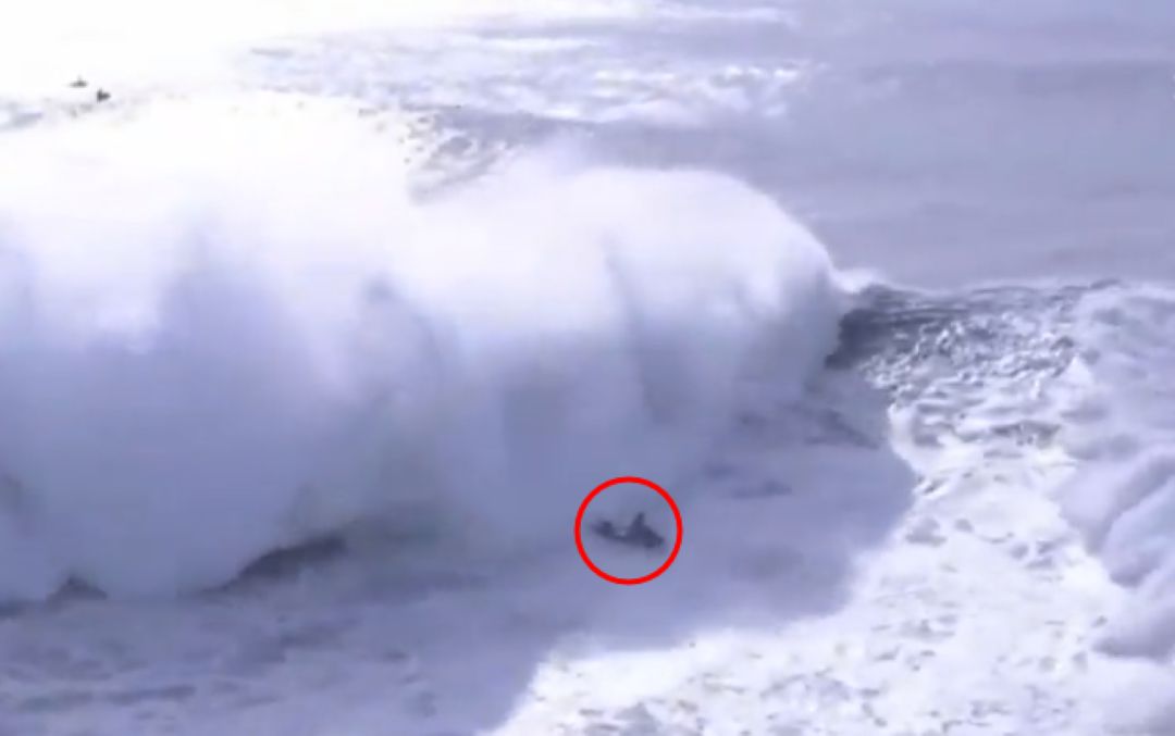 embudo horno Viaje Impresionante accidente de un surfista en las olas gigantes de Nazaré |  Deportes | Cadena SER