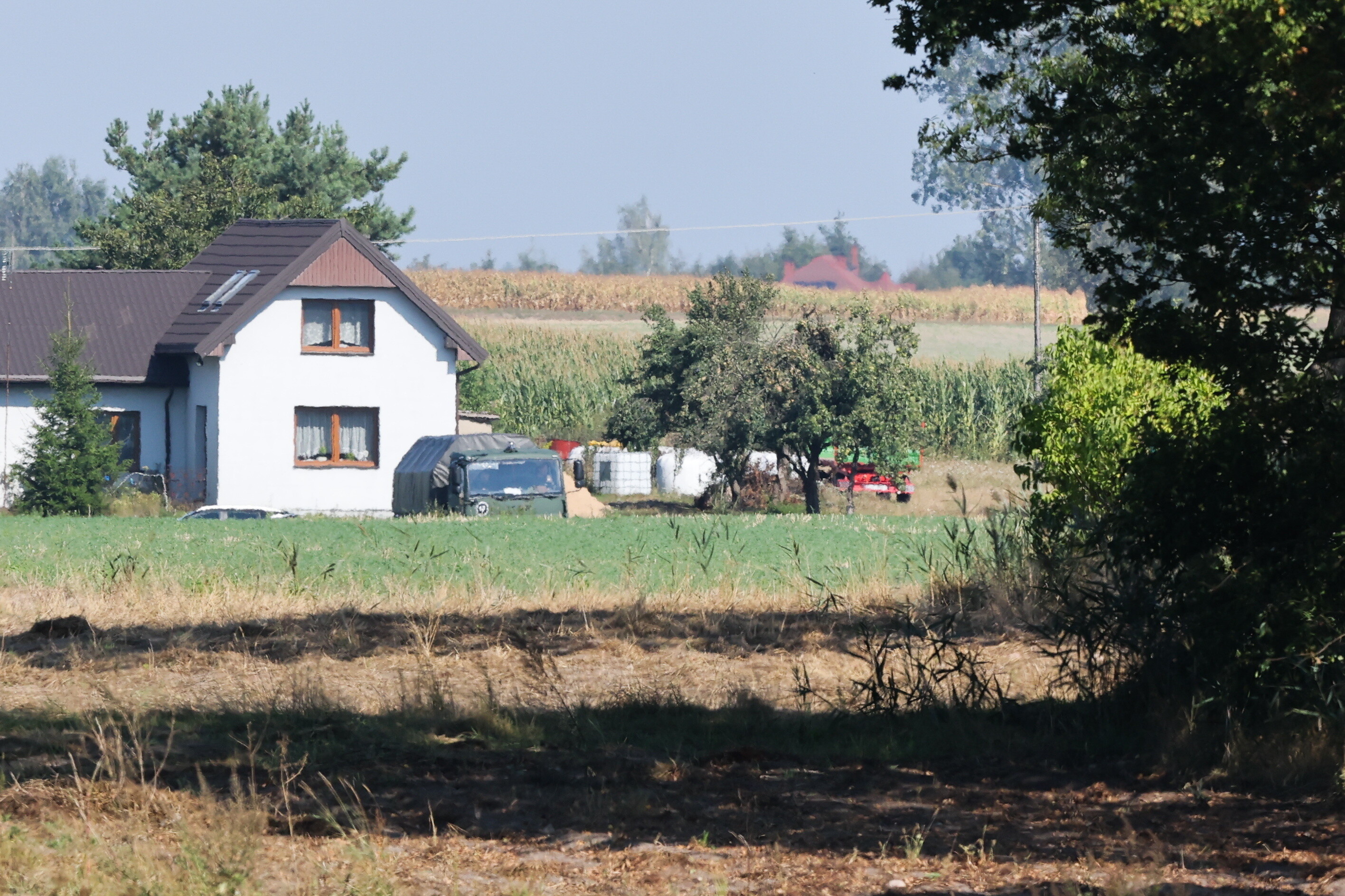 Equipos de emergencia polacos analizan la zona donde han encontrado drones.