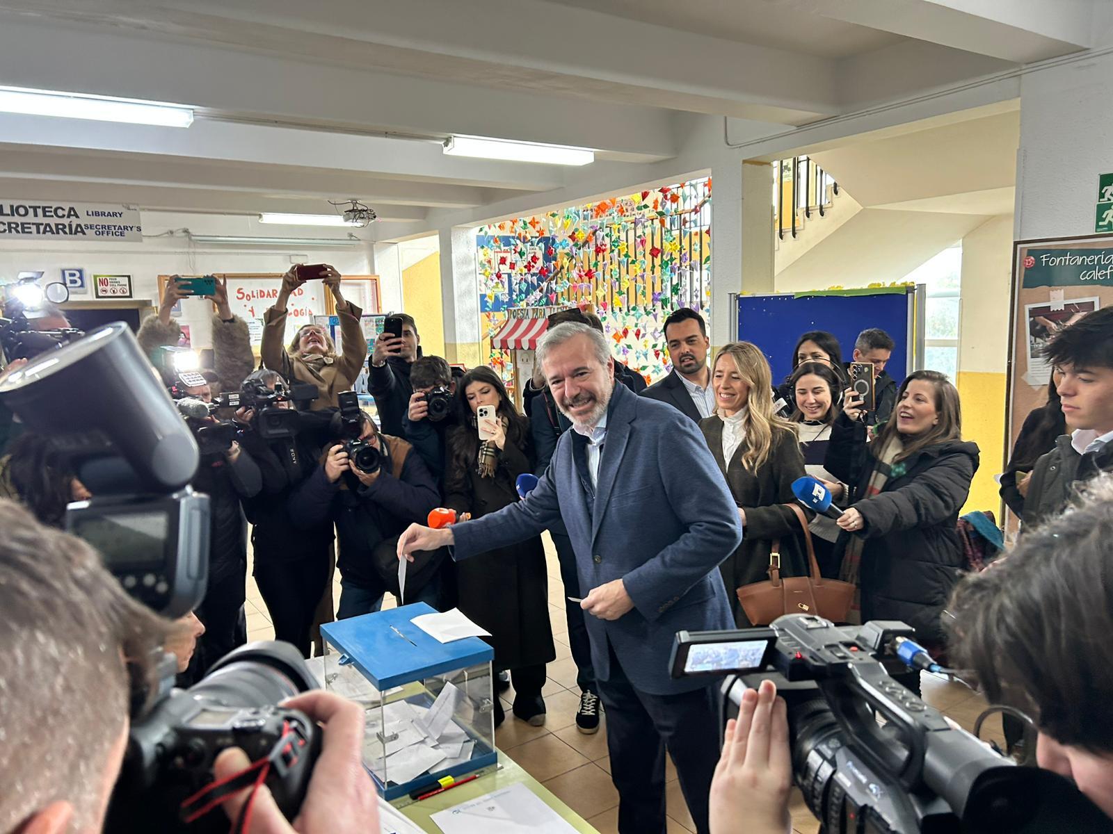 El presidente aragonés y candidato del PP a las elecciones en Aragón, Jorge Azcón, ejerce su derecho a voto en el IES Virgen del Pilar de Zaragoza.