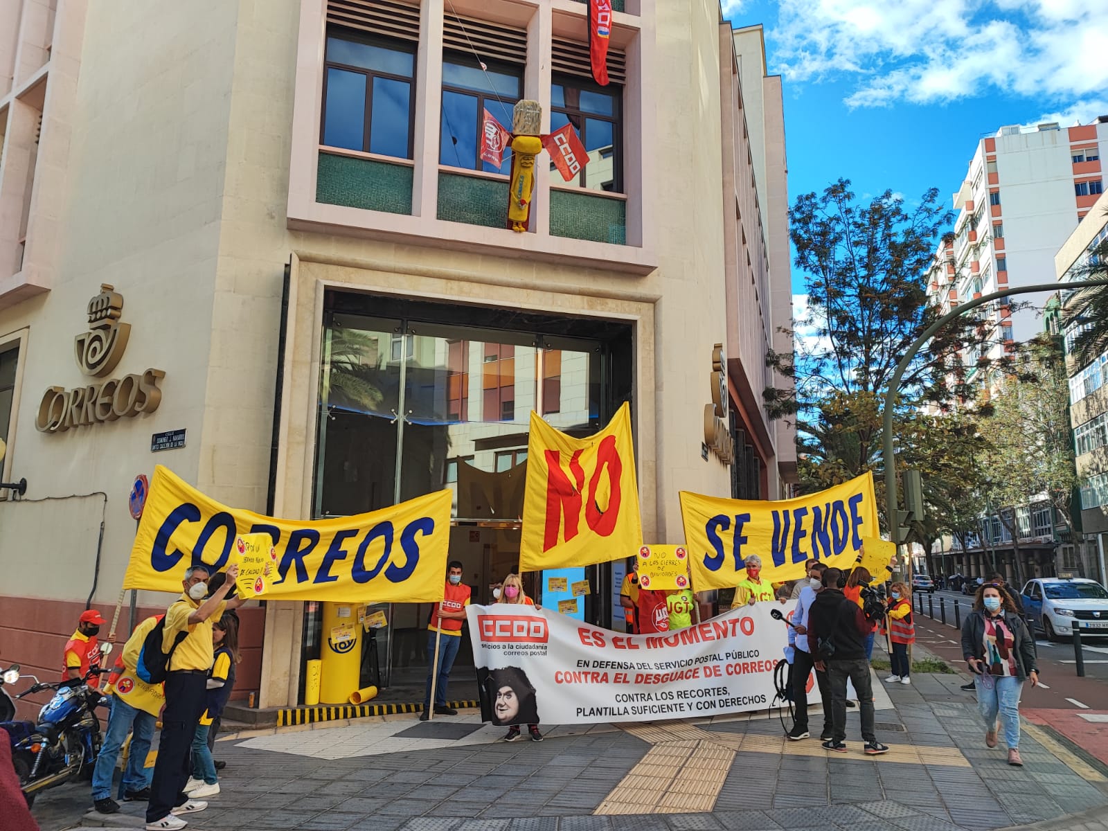 misericordia cuero Exquisito Los trabajadores de Correos protestan ante el cierre de oficinas en  Canarias y la precariedad laboral | SER Las Palmas | Cadena SER