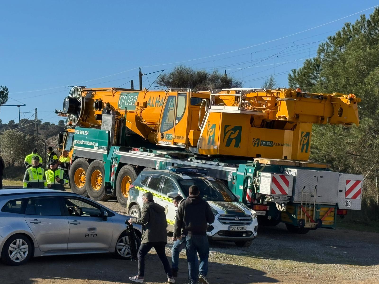 Una de las grúas que elevará el coche del Alvia accidentado en Adamuz en el que se teme que puede haber más víctimas