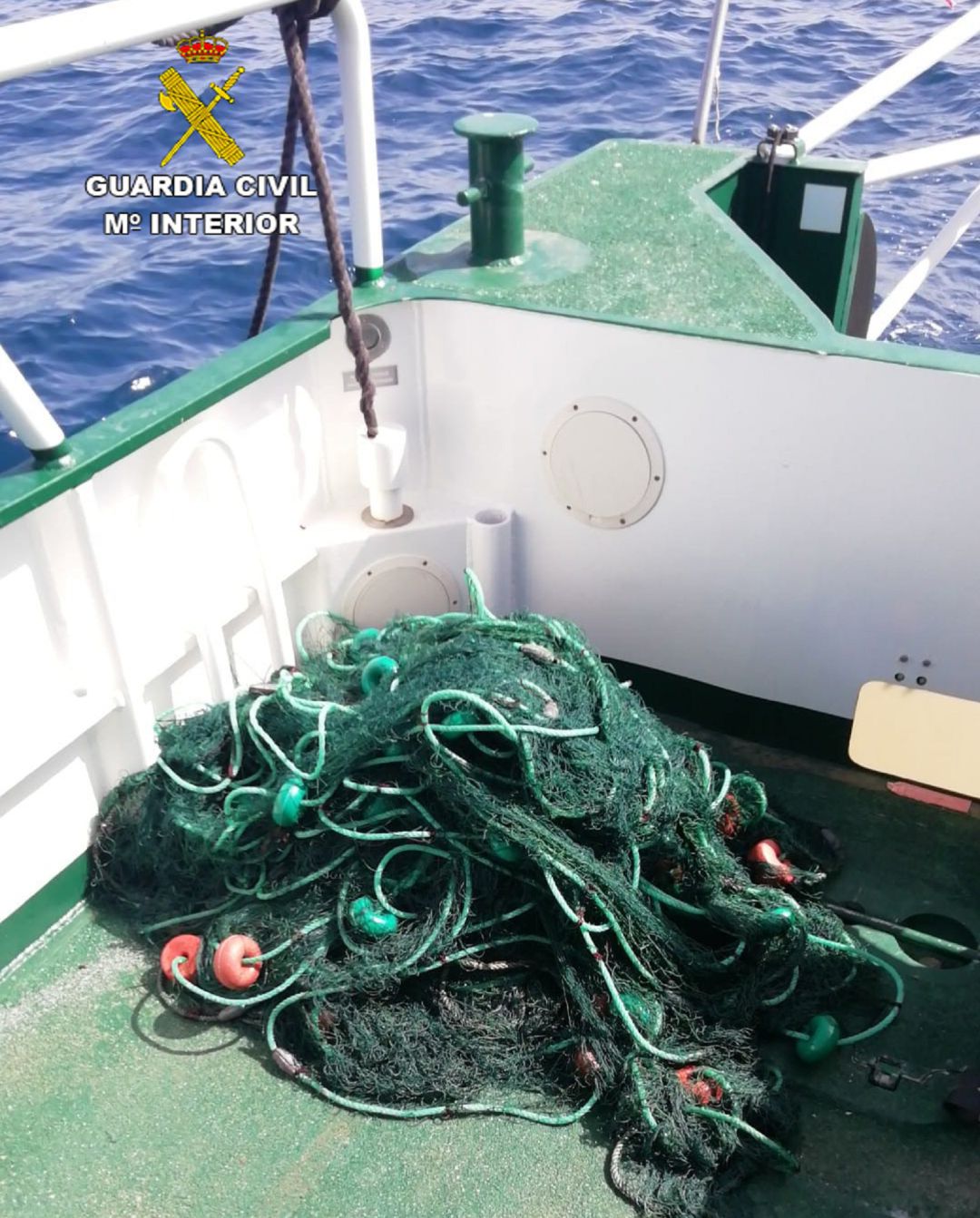La Guardia Civil denuncia a una embarcación e incauta un trasmallo en  Lanzarote, Actualidad