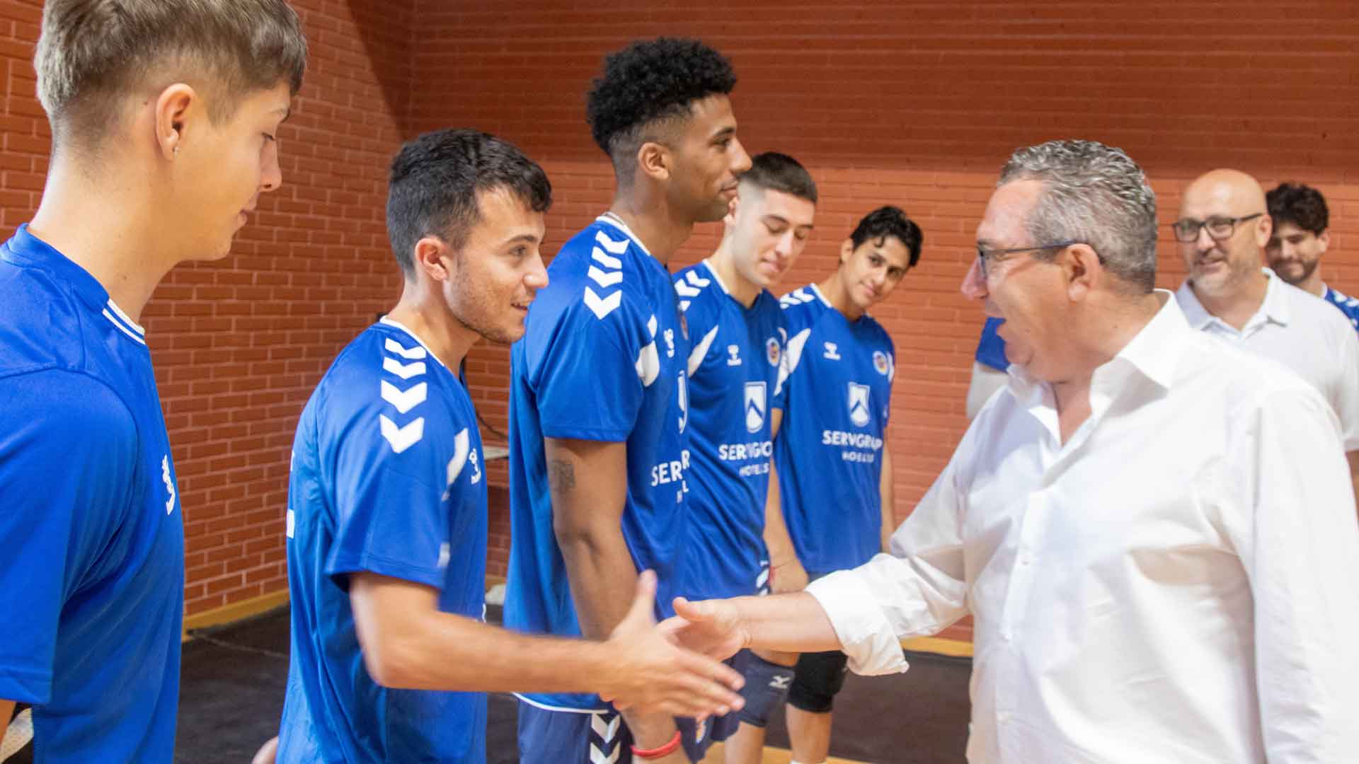 Toni Pérez, alcalde de Benidorm saluda a la plantilla del Club Playas de Benidorm