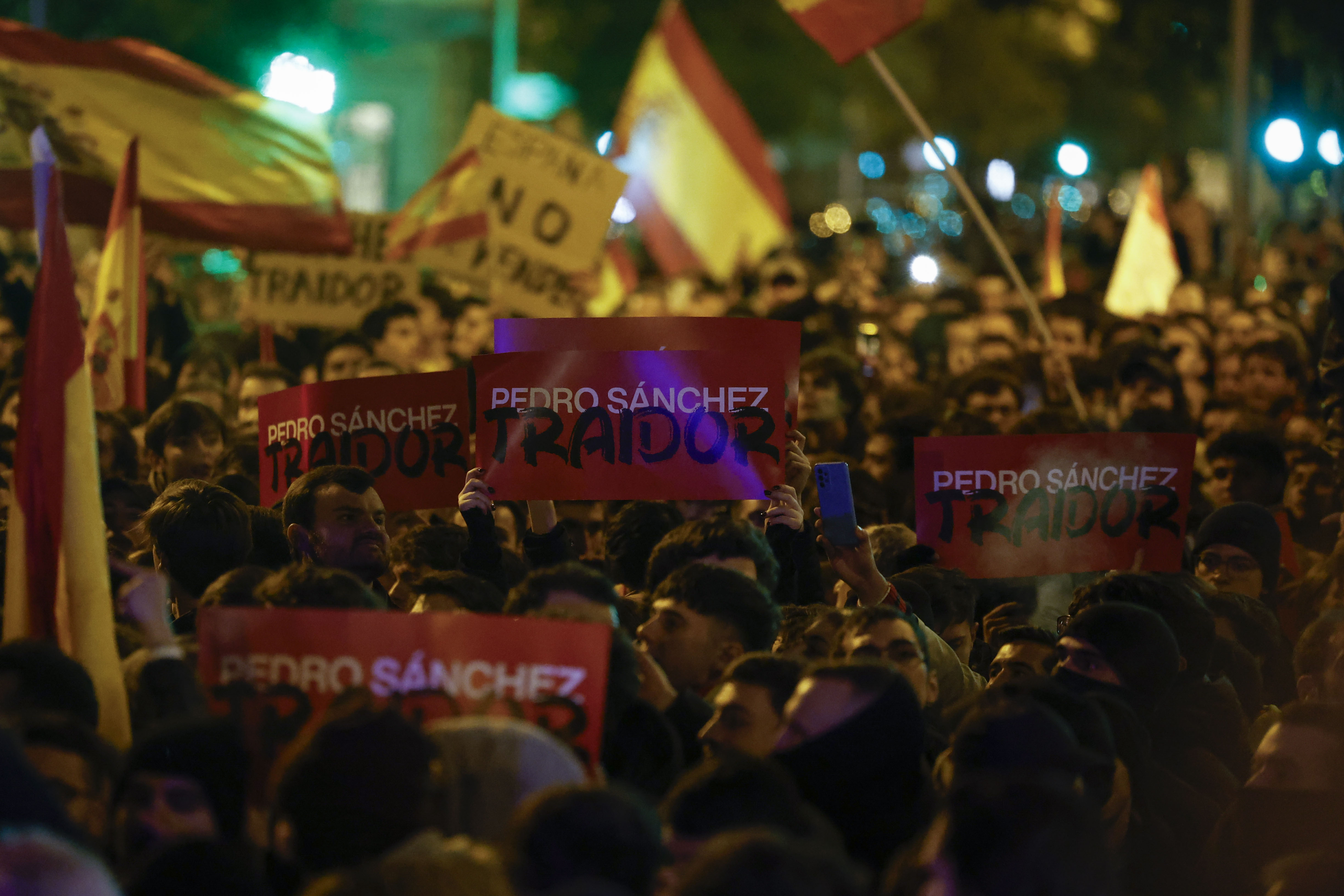 Miles de personas protestan contra la amnistía en Madrid: una manifestación corta la Gran Vía tras acudir al Congreso de los Diputados