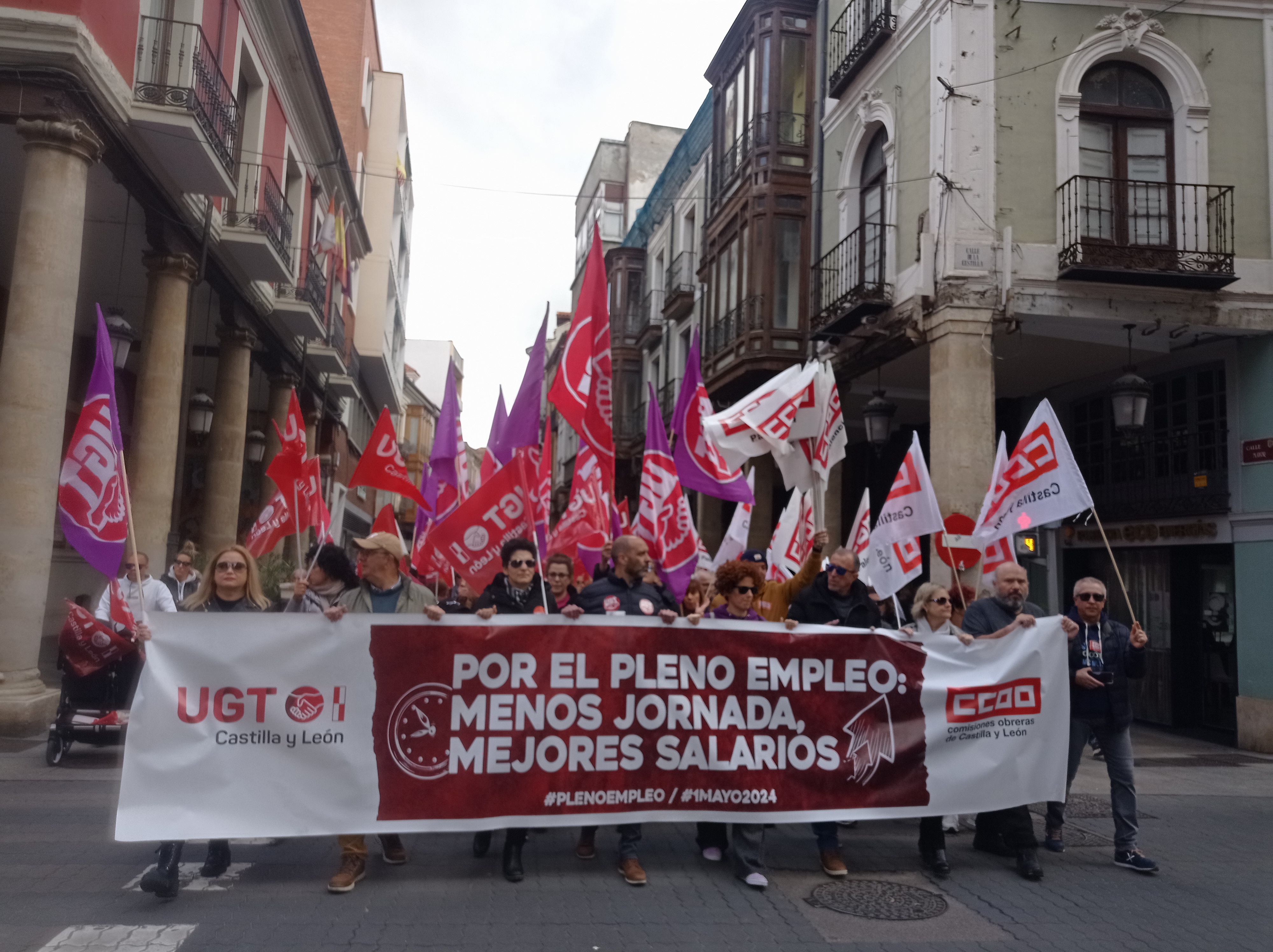 Un millar de personas desafía al granizo el 1º de mayo en Palencia