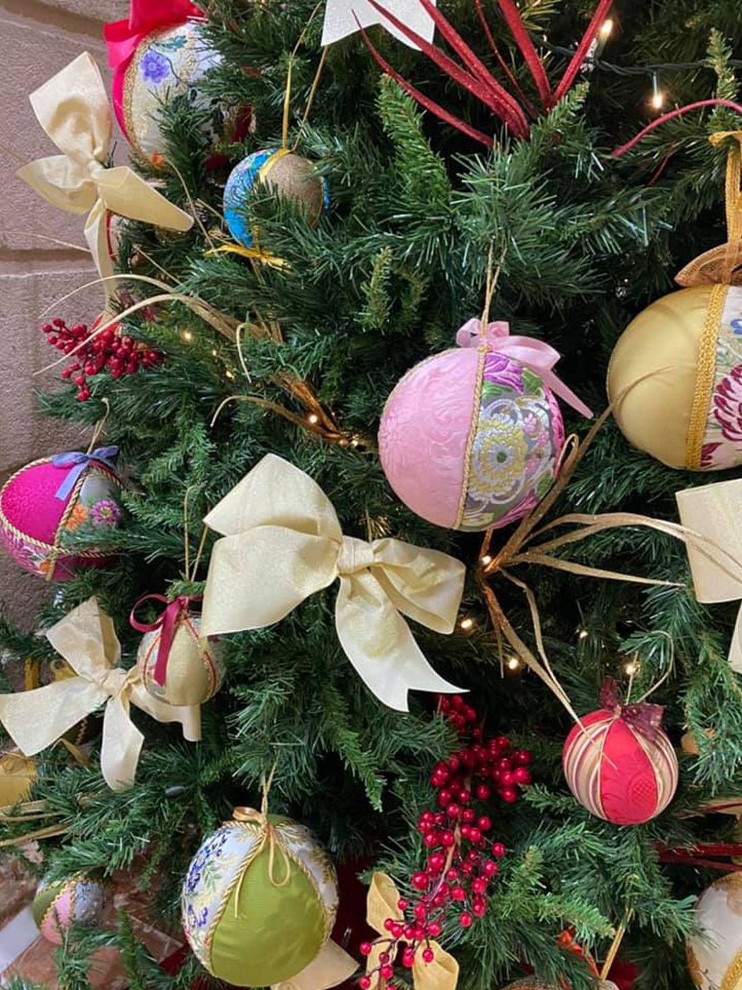 Telas de fallera para decorar el árbol de Navidad del Ayuntamiento de  Gandia | Actualidad | Cadena SER