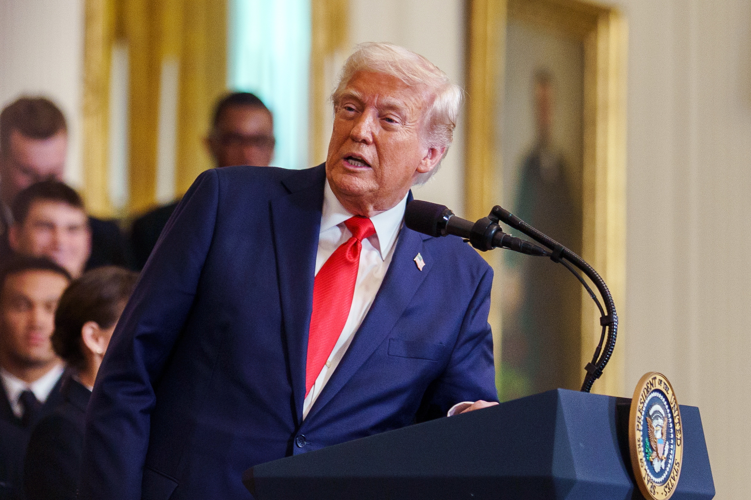 Estados Unidos ofrecerá 1.000 dólares a los migrantes que acepten  "autodeportarse" a sus países | Internacional | Cadena SER