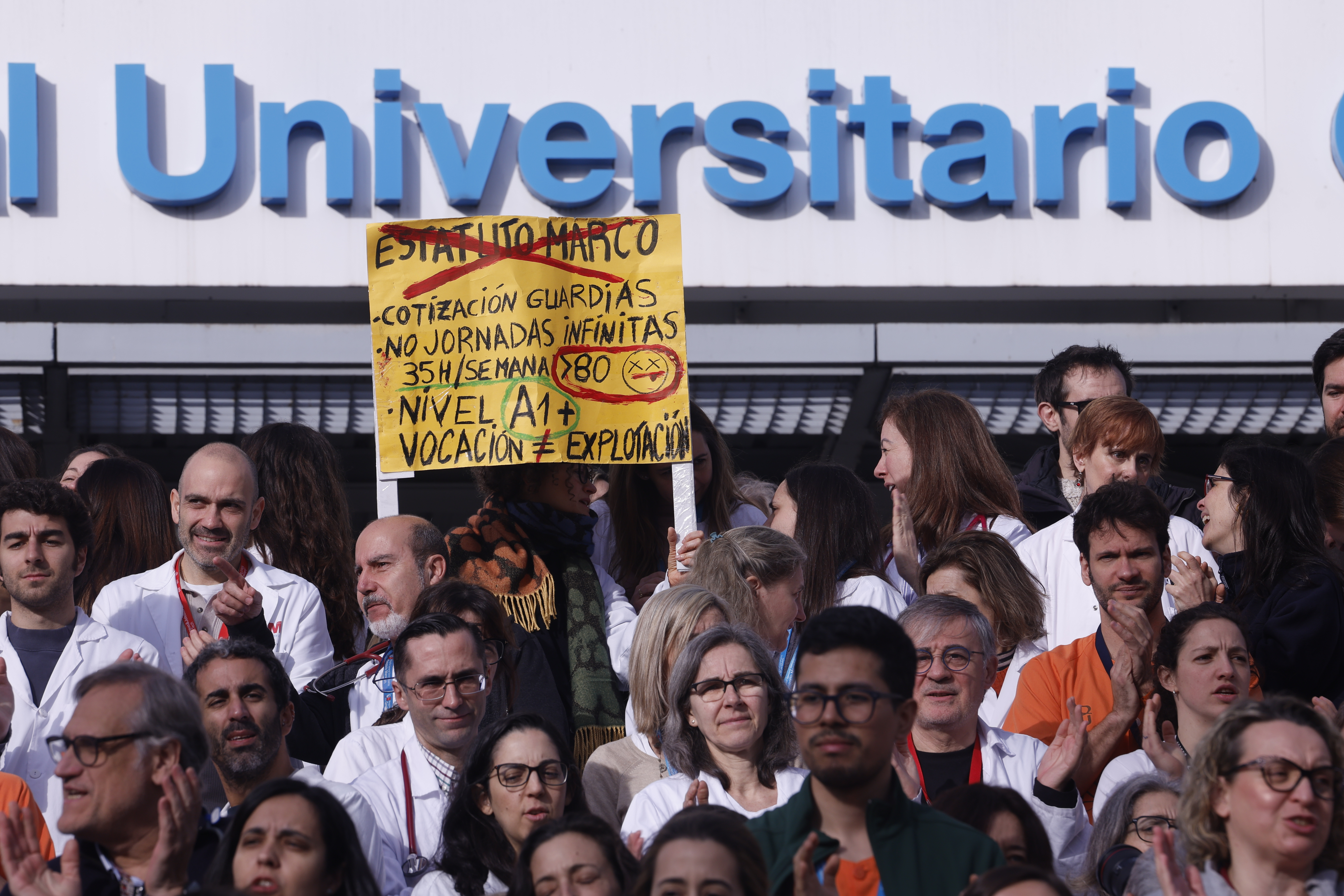 MADRID (ESPAÑA), 16/02/2026.-  Concentración convocada por la organización médica Amyts contra el estatuto marco del personal sanitario, en la primera jornada de huelga este lunes en el Hospital Gregorio Marañón en Madrid. EFE/ Javier Lizón

