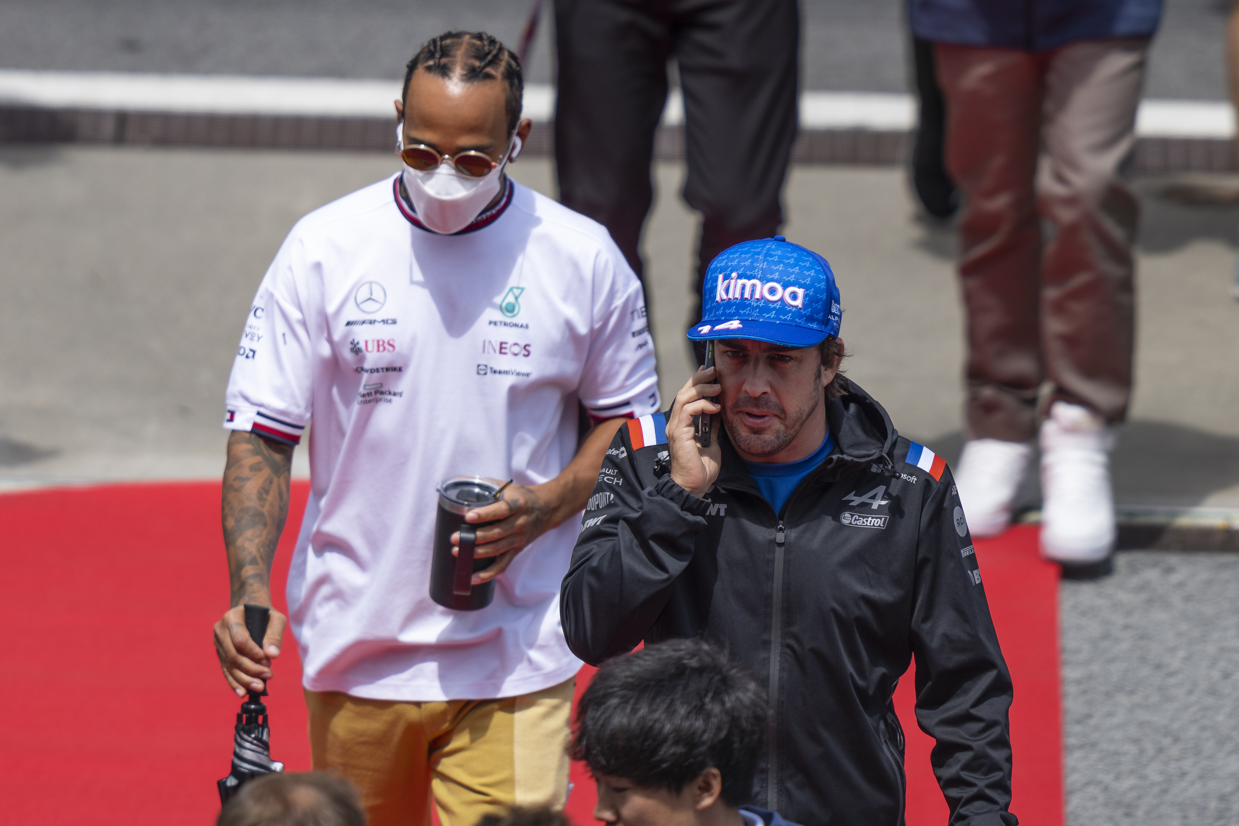 Ya es mía. Fernando Alonso se disculpa y se lleva la gorra dedicada por  Lewis Hamilton