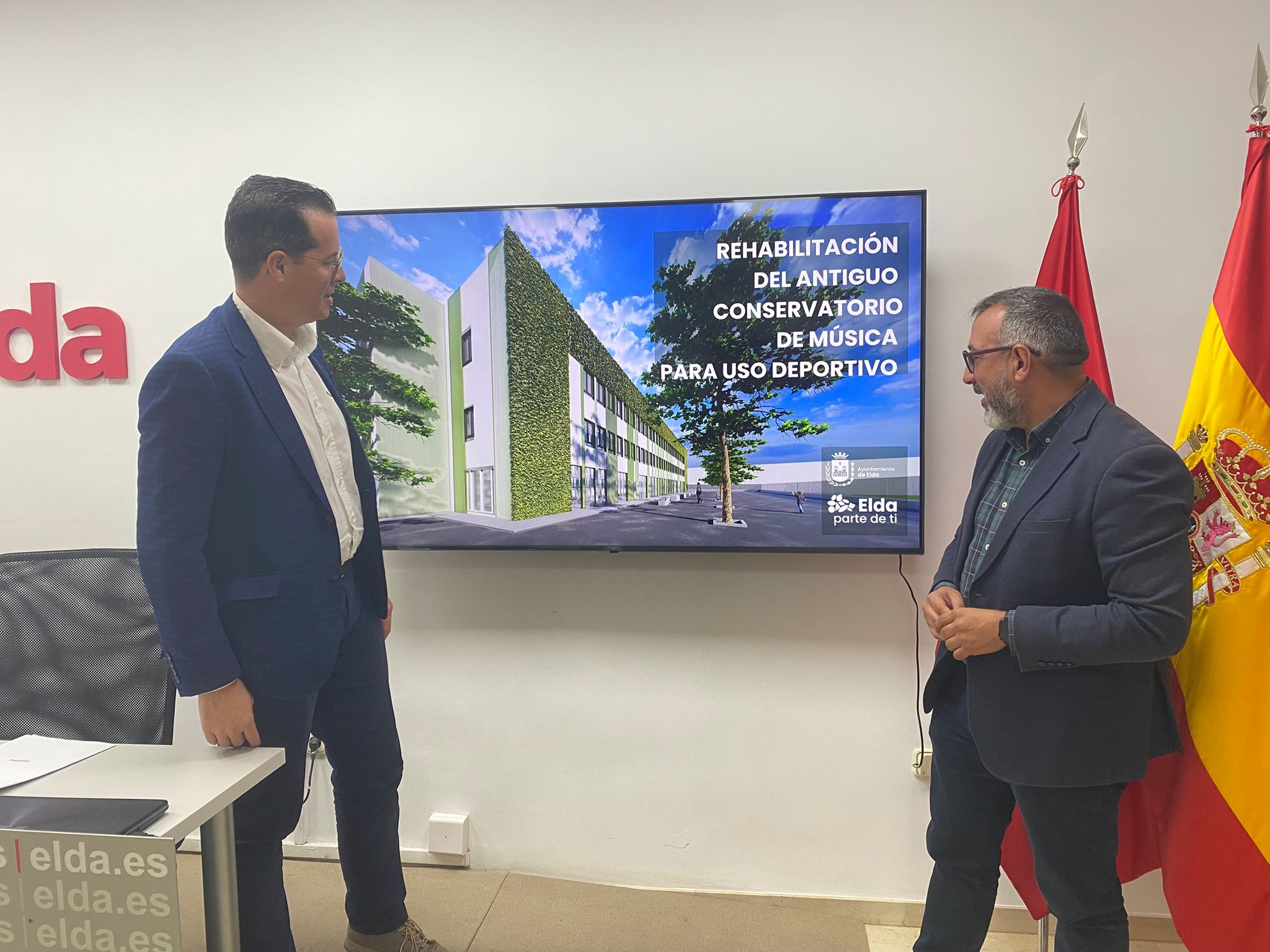 El alcalde de Elda, Rubén Alfaro, ha presentado el proyecto junto a José Antonio Amat, concejal de Inversiones y Espacio Público