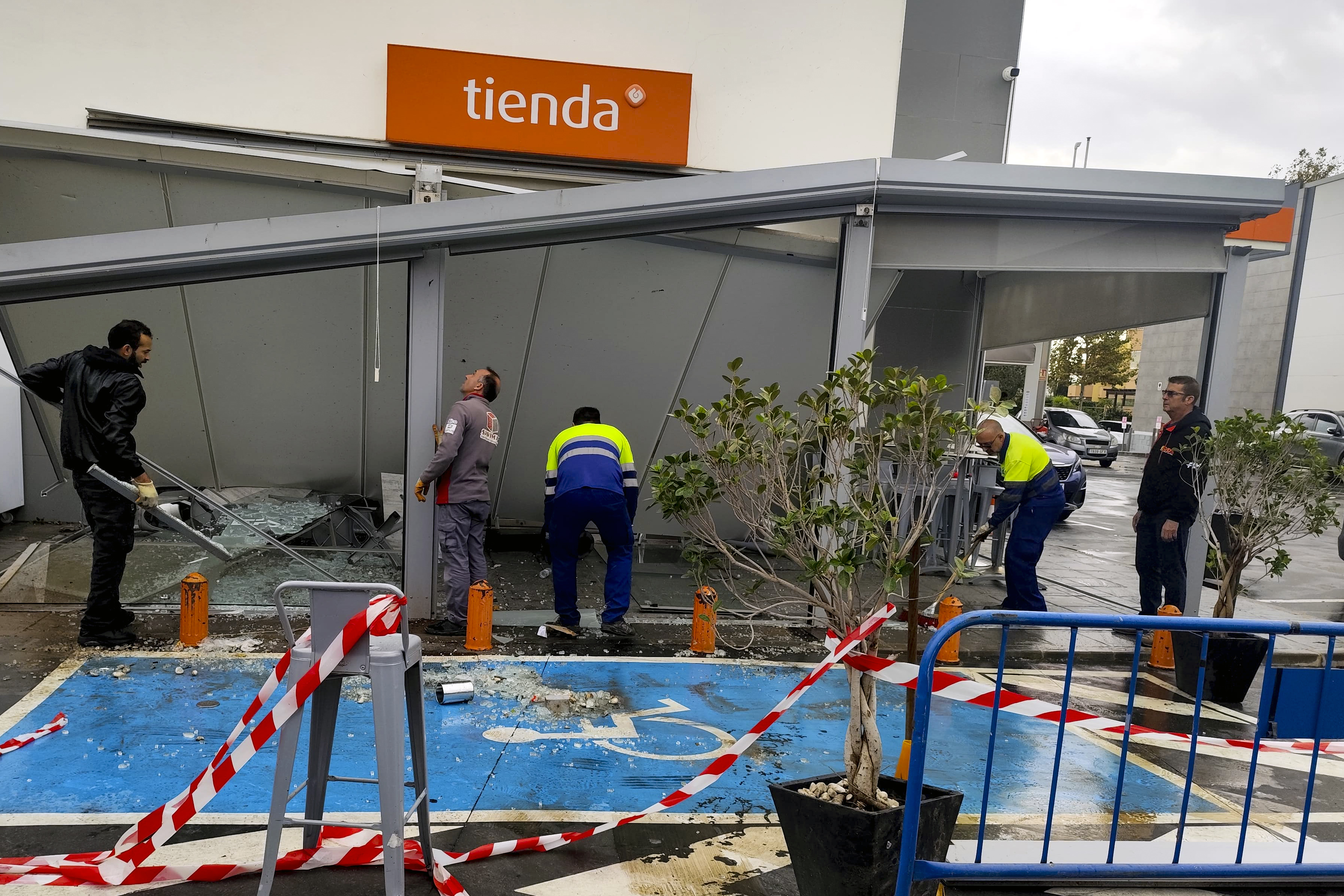 Un tornado se ha llevado este miércoles por delante la terraza y el lavadero de una gasolinera en La Cala de Mijas, en Málaga, y ha causado daños en los tejados de varias viviendas del área residencial de La Noria. EFE/Esther Gómez