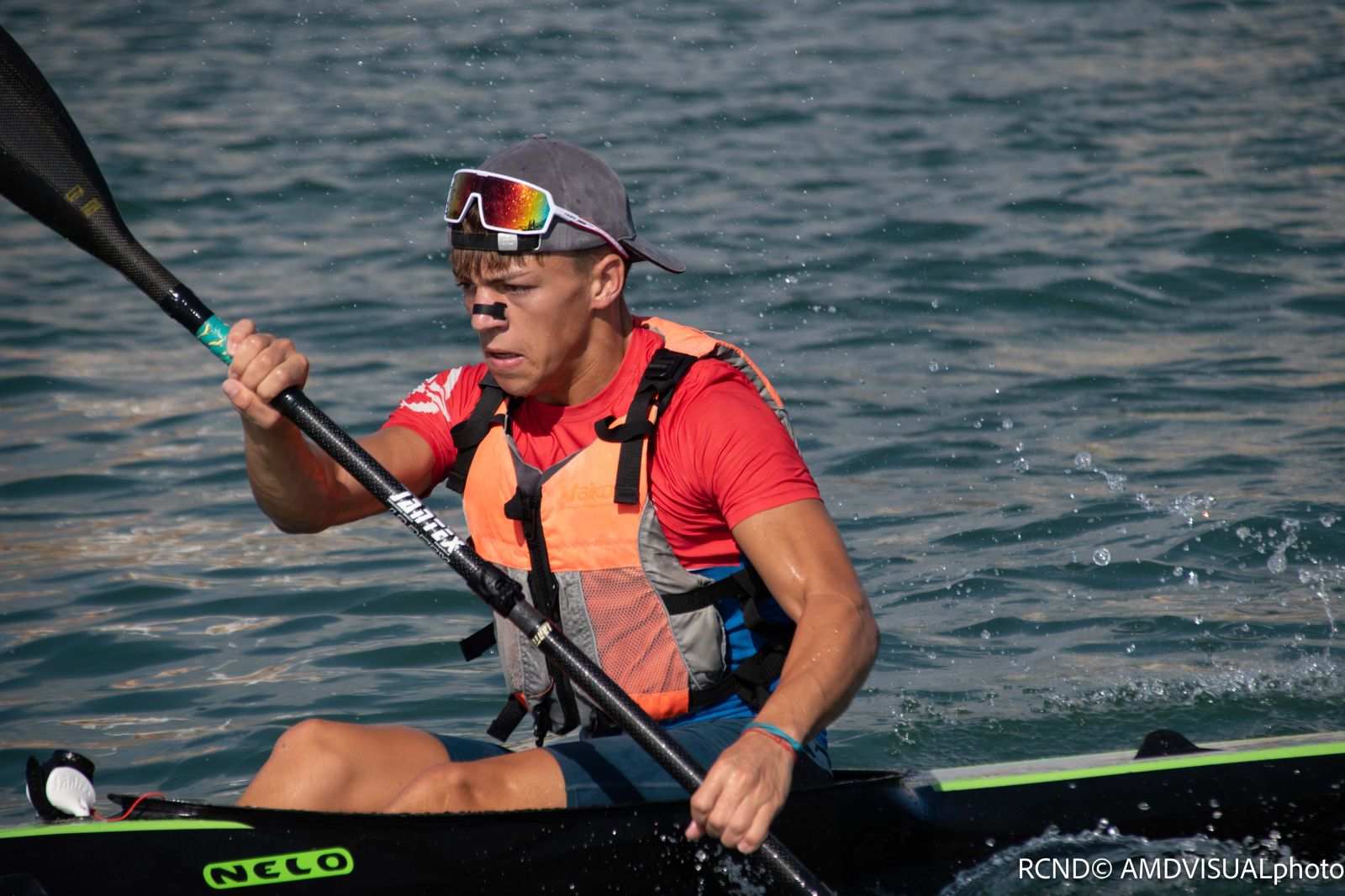 Nino Van der Zeeuw, deportista del Real Club Náutico Dénia, durante una prueba de kayak de mar.