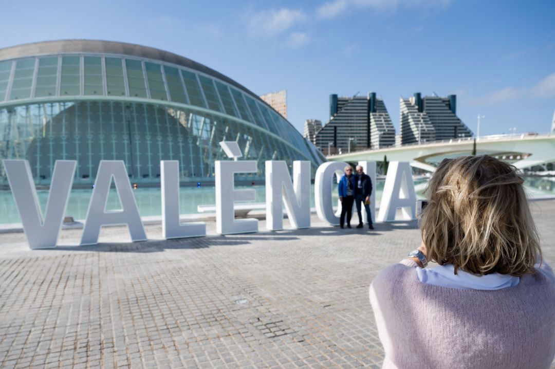 canción balsa Prominente Las letras de València ya lucen en la Ciudad de las Artes y las Ciencias |  Actualidad | Cadena SER