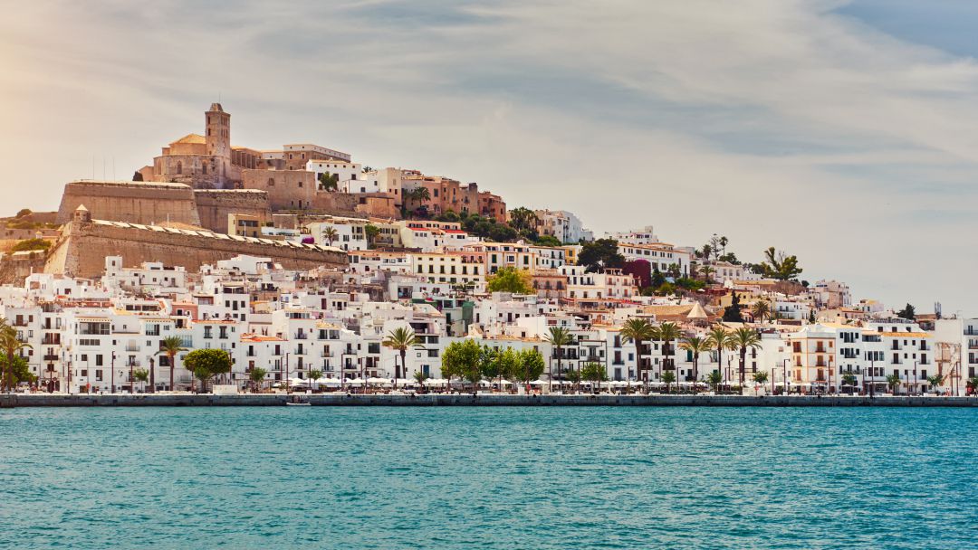 Se busca una pareja para cuidar de una villa de lujo en Ibiza por   euros al mes | Actualidad | Cadena SER