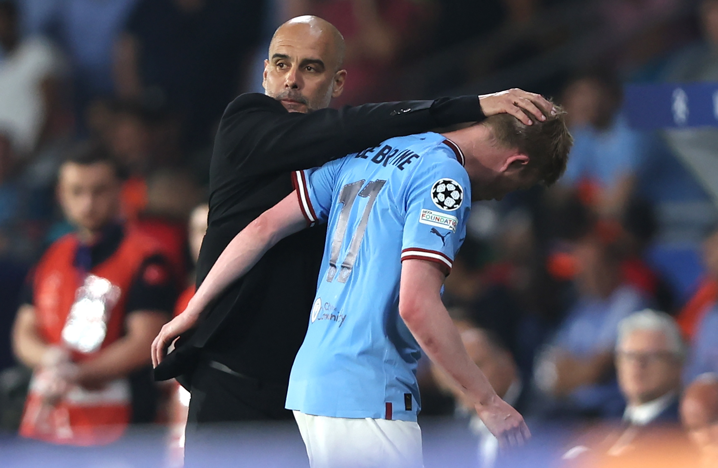 Istanbul (Turkey), 10/06/2023.- Manchester City manager Pep Guardiola consoles Kevin de Bruyne as the midfielder had to come off with an injury during the UEFA Champions League Final soccer match between Manchester City and Inter Milan, in Istanbul, Turkey, 10 June 2023. (Liga de Campeones, Turquía, Estanbul) EFE/EPA/TOLGA BOZOGLU
