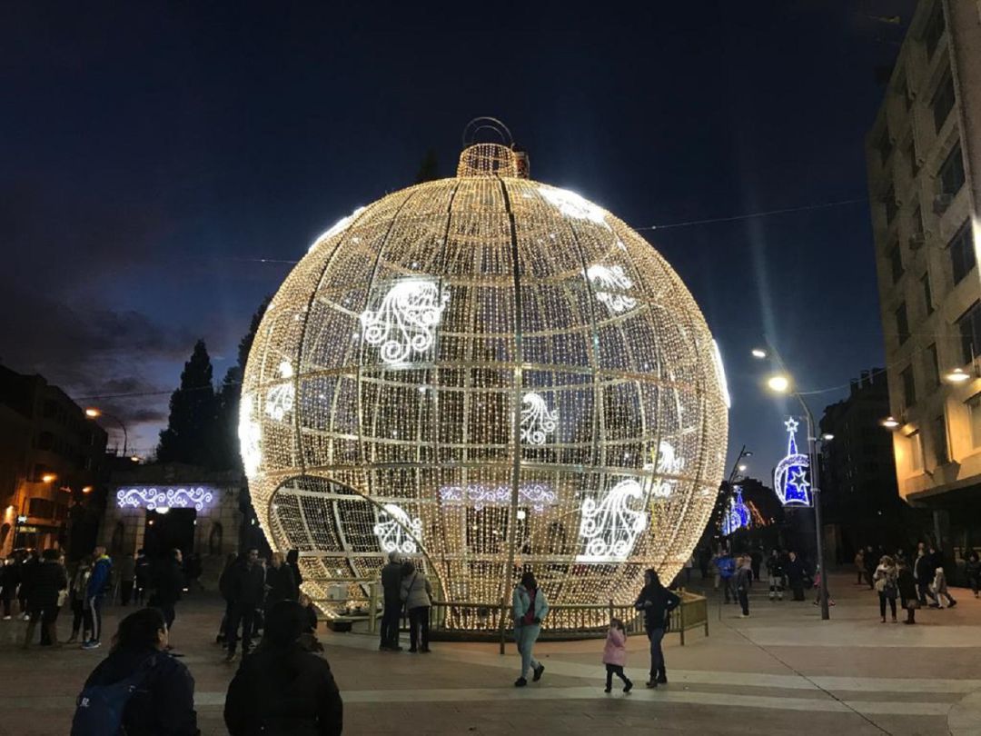 Una bola gigante iluminará la Navidad en la Plaza del Pilar de Zaragoza |  Sociedad | Actualidad | Cadena SER