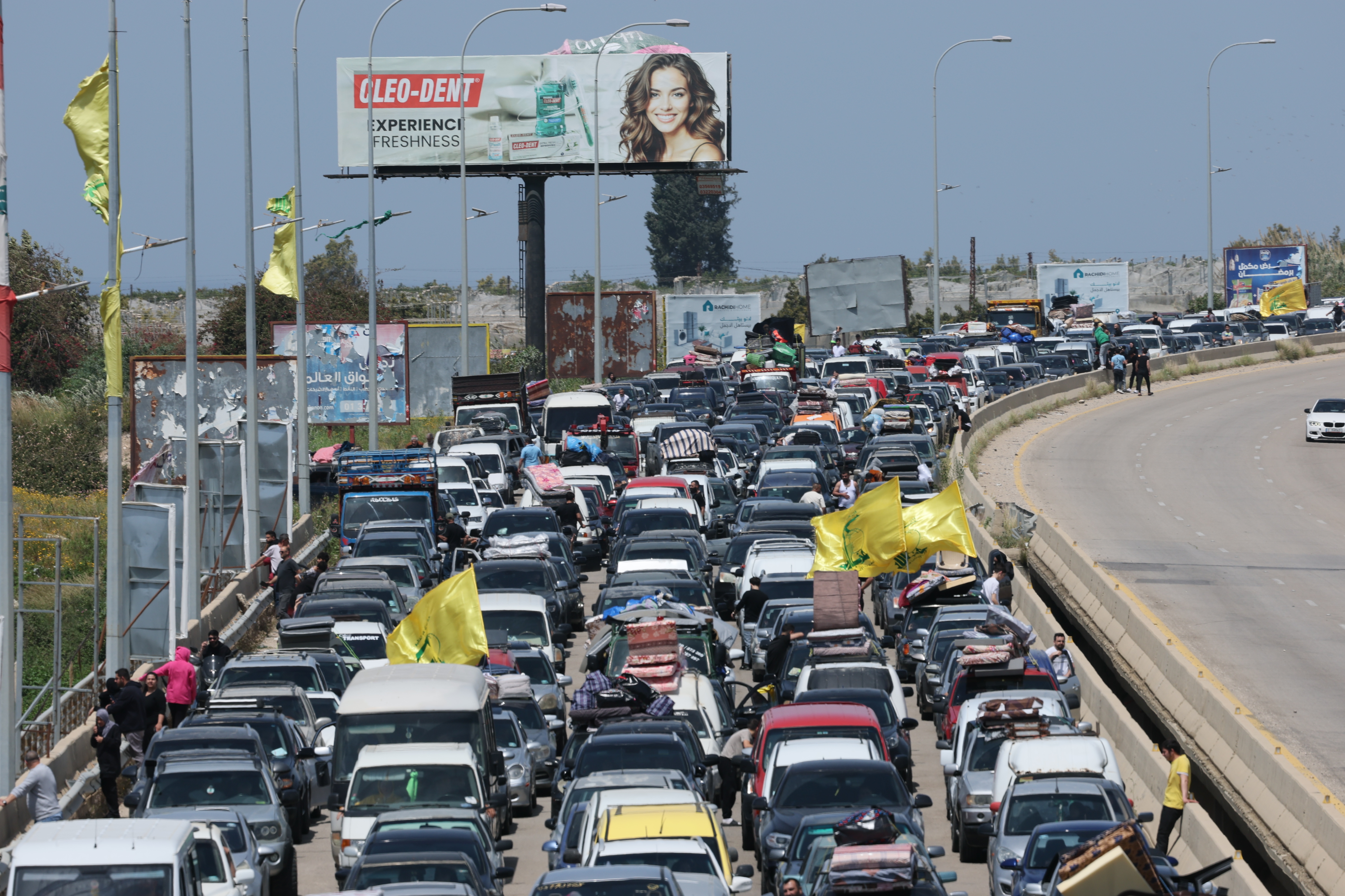 Tyre (Lebanon), 17/04/2026.- Vehicles line up on a road before the Qasmiyeh Bridge as they return to their homes near Tyre, southern Lebanon, 17 April 2026. Israel and Lebanon have agreed to a 10-day ceasefire, which went into effect at midnight on 16 April. (Líbano) EFE/EPA/WAEL HAMZEH
