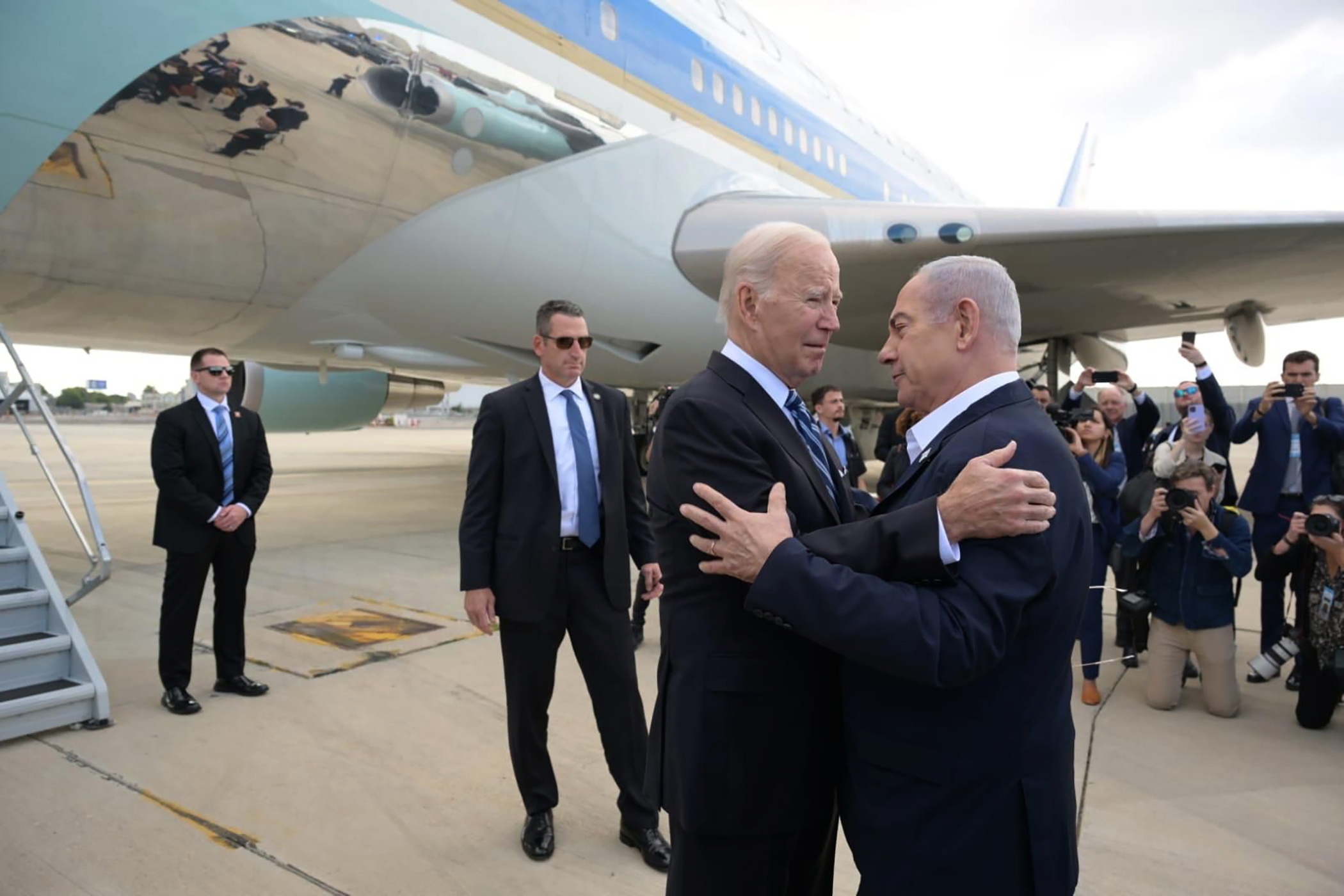 Biden abrazó a Netanyahu pese a los 500 palestinos muertos en un hospital