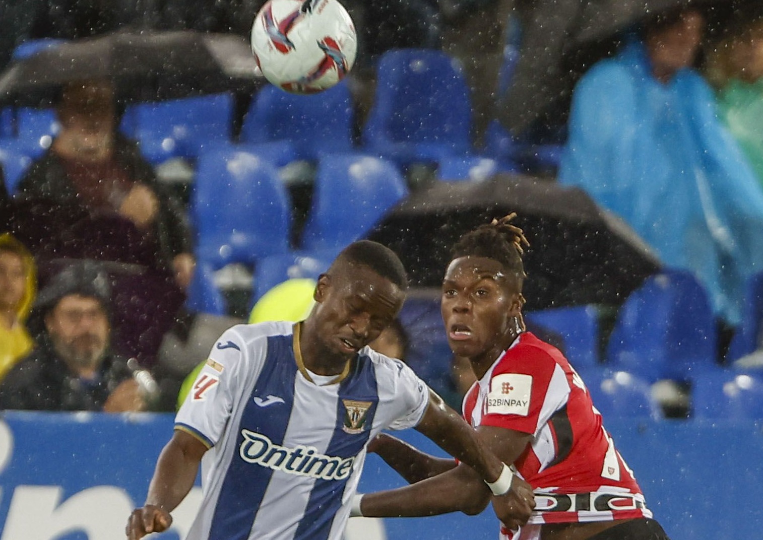 Cisse y Nico Williams pelean por el balón durante el partido de Liga entre Leganés y Athletic