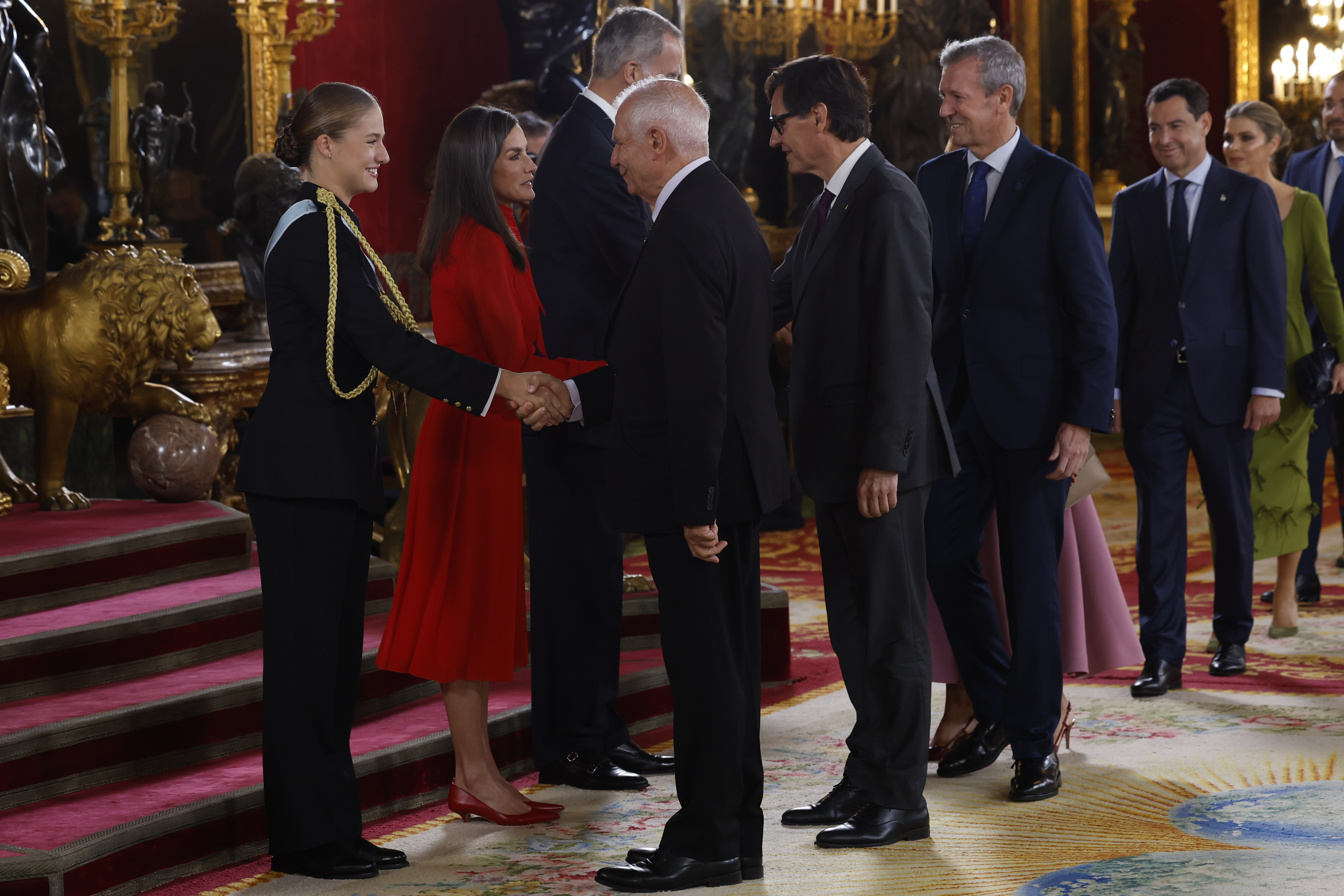 MADRID, 12/10/2024.- Los reyes Felipe y Letizia, acompañados por la princesa de Asturias, Leonor de Borbón, reciben a al Alto representante de la Unión para Asuntos Exteriores y Política de Seguridad, Josep Borrell (3i), y los presidentes autonómicos, Salvador Illa y Alfonso Rueda, a su llegada a la recepción con motivo del día de la Fiesta Nacional de España, celebrada tras el tradicional desfile, este sábado en el Palacio Real de Madrid. EFE/J.J. Guillén
