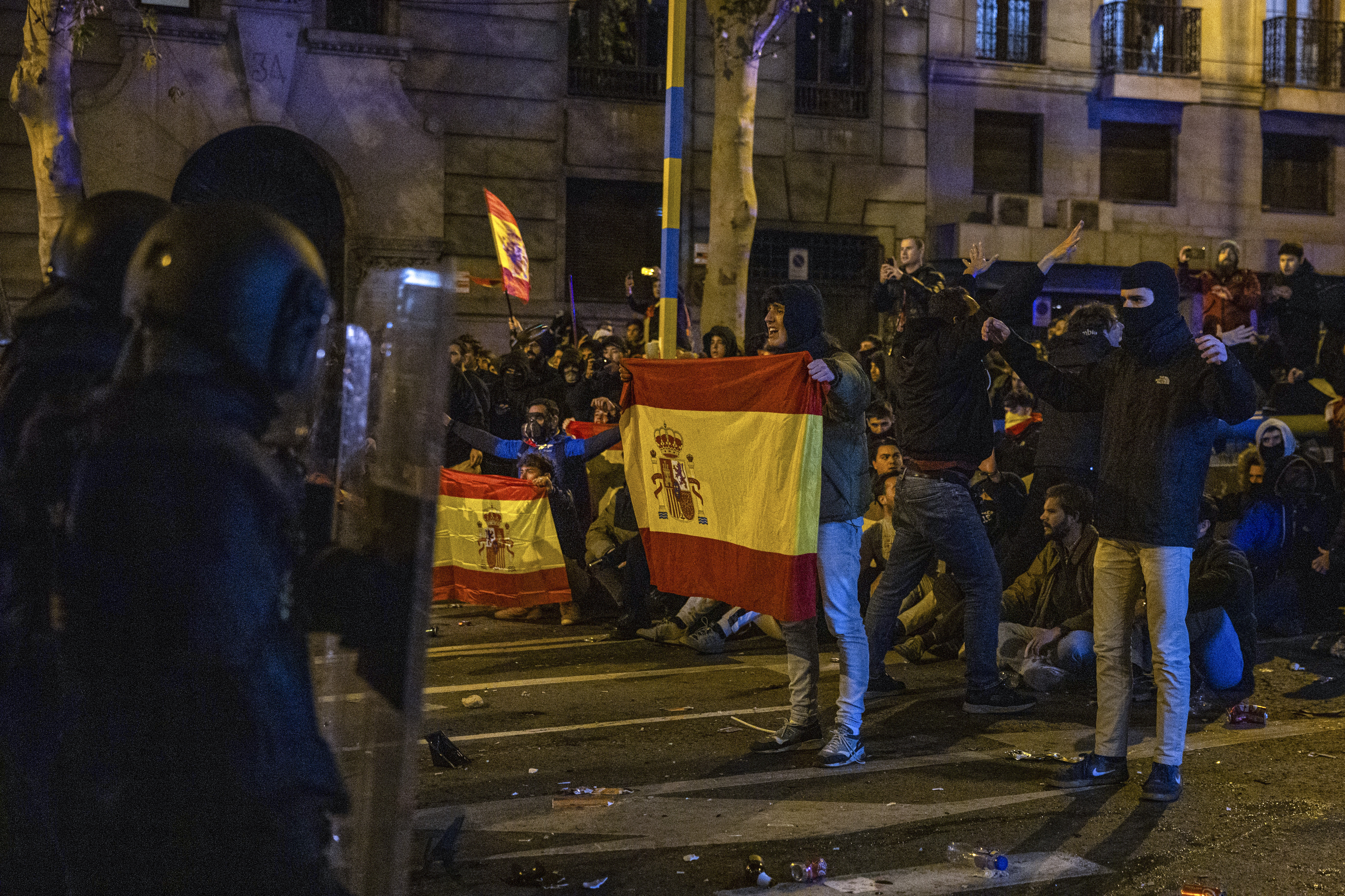 "Fue escalofriante": el periodista Miguel Ángel Campos narra la agresión de unos ultras de las protestas de Ferraz a dos chicas