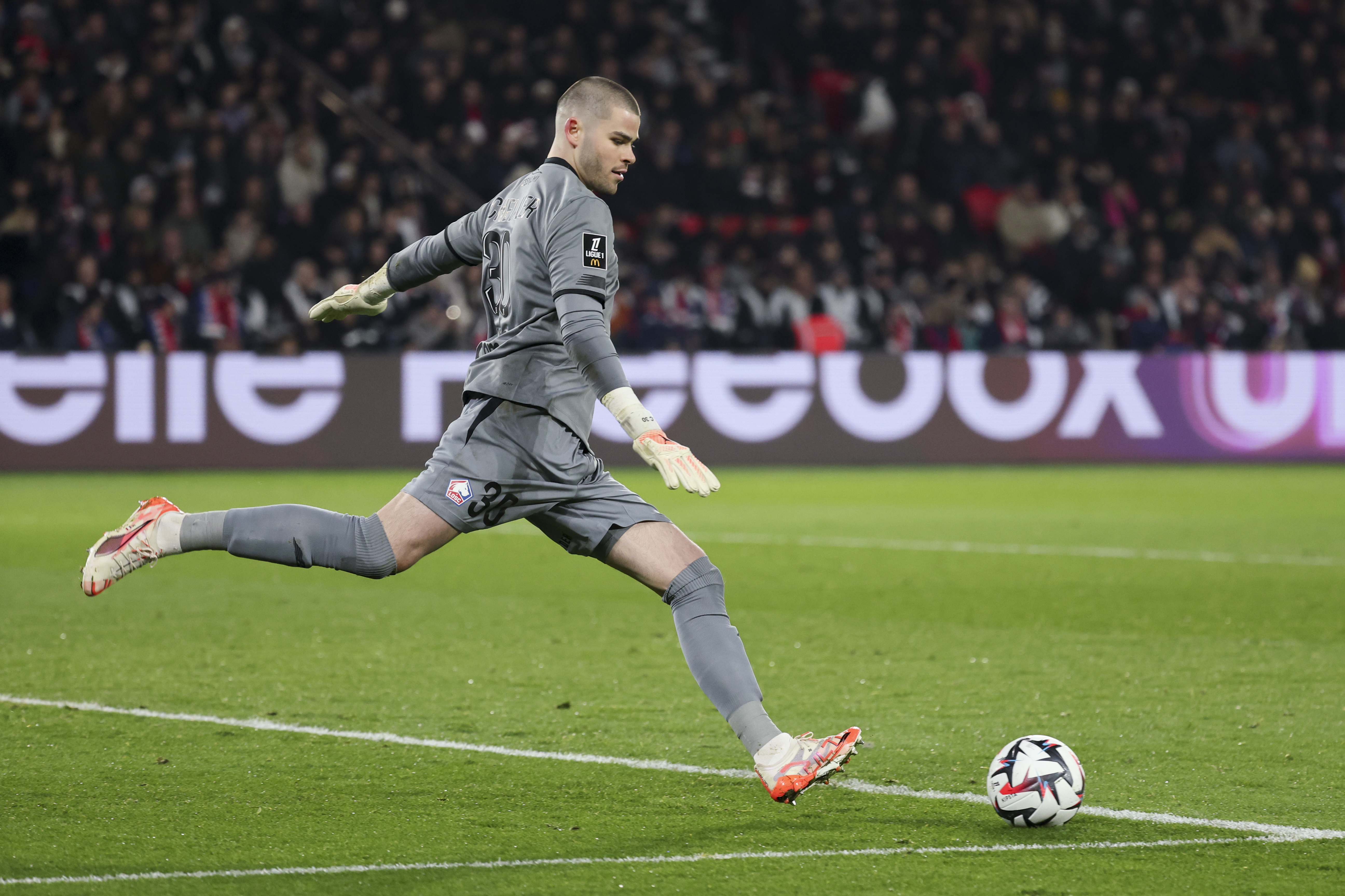 Lucas Chevalier juega con el Lille OSC