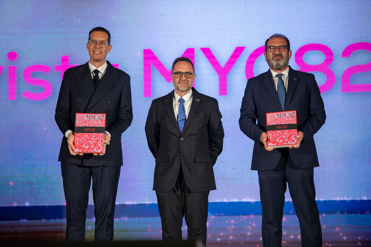 Rubén Alfaro, alcalde de Elda; Pedro Serrano, presidente de la Junta Central de Comparsas; y David Guardiola, edil de Fiestas de Elda, presentaron la revista "MyC 82"