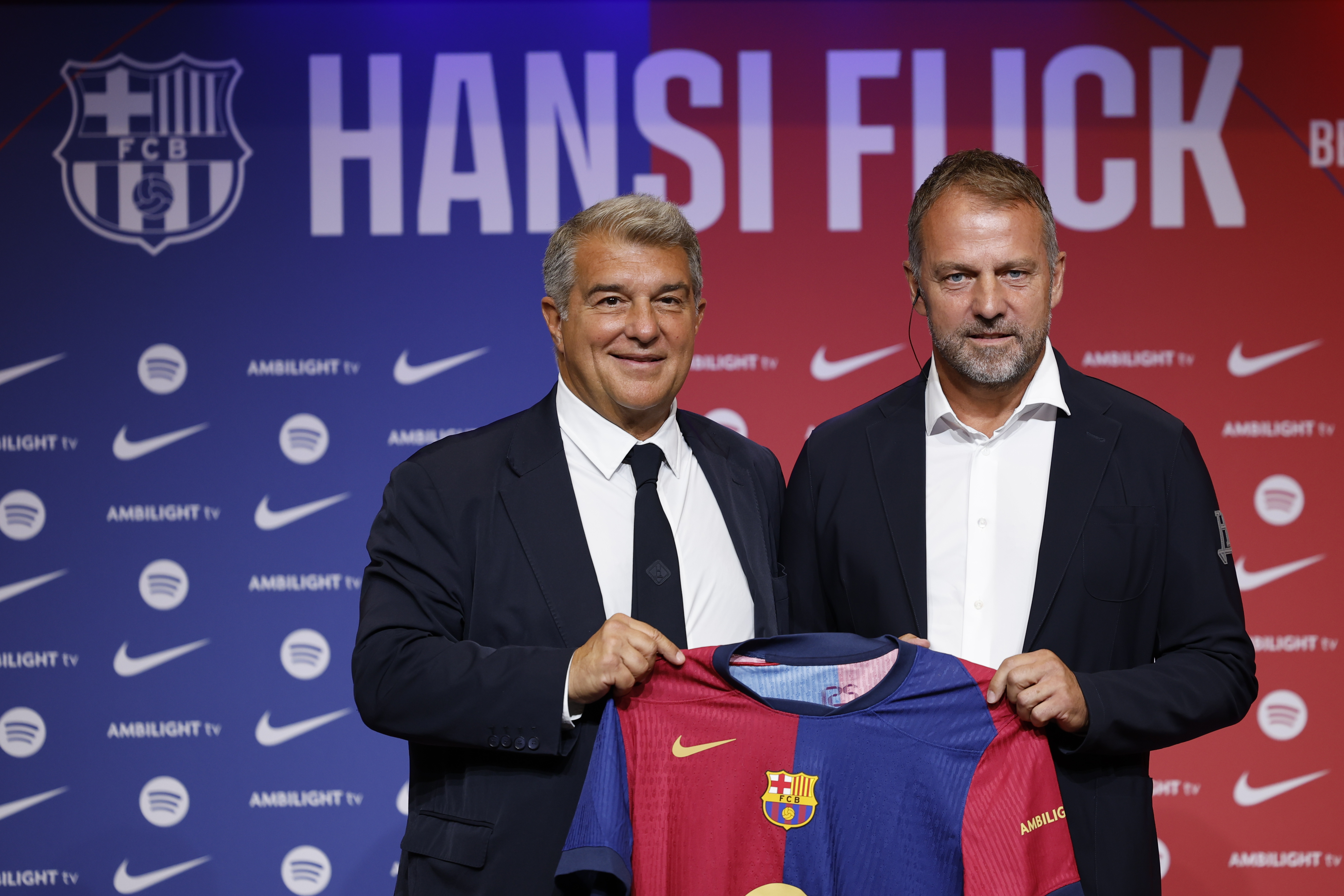 -FOTODELDÍA- BARCELONA, 25/07/2024.- El presidente del FC Barcelona, Joan Laporta (i), junto a Hansi Flick, nuevo entrenador alemán del FC Barcelona cuyo fichaje fue anunciado hace casi dos meses y que ya lleva días trabajando con la primera plantilla, durante su presentación este jueves en un acto celebrado en el Auditorio 1899, en Barcelona. EFE/ Alberto Estévez
