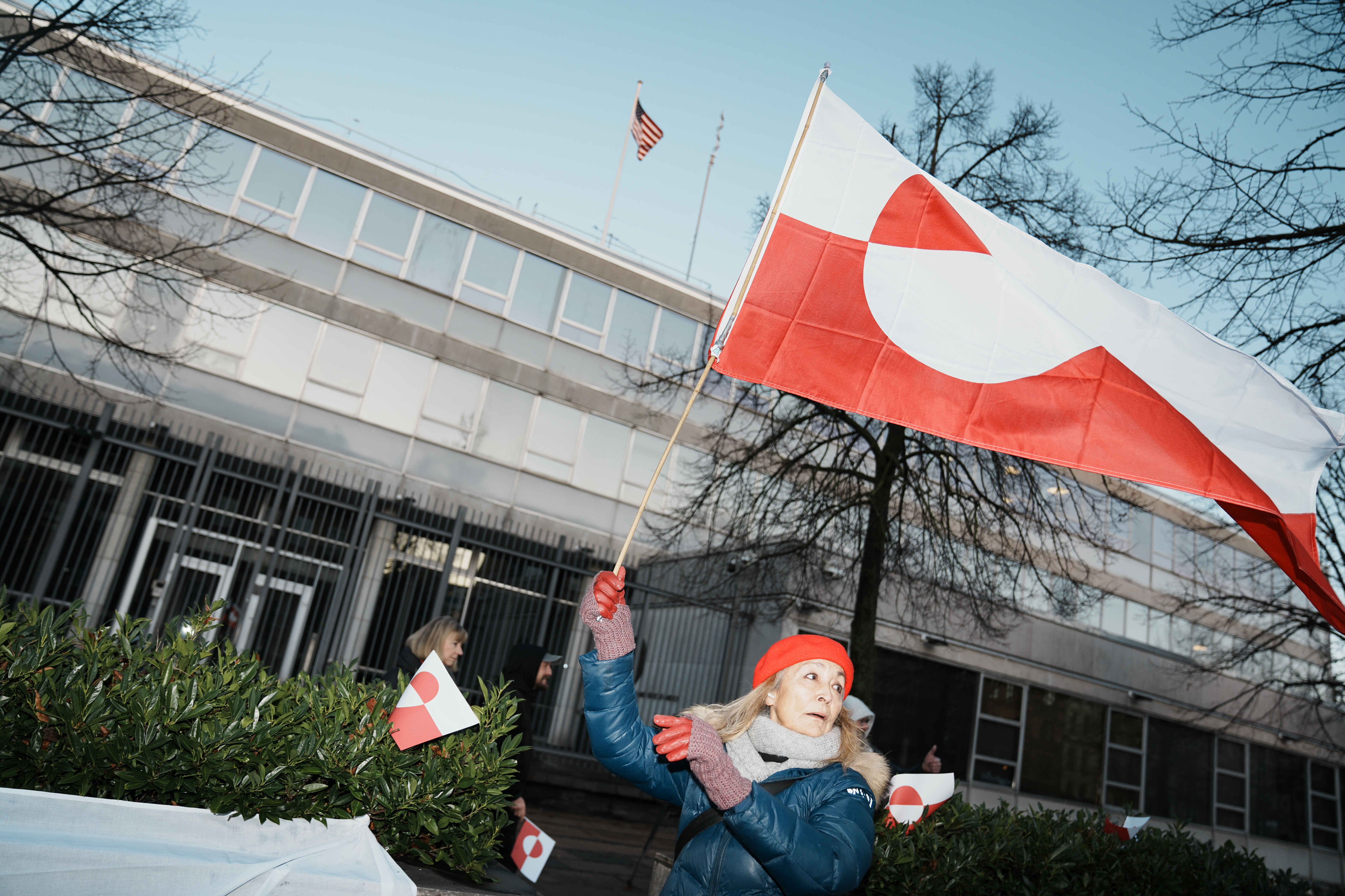 Copenhagen (Denmark), 14/01/2026.- People wave the flag of Greenland as they take part in a demonstration under the slogan 'Greenland is for Greenlanders' in front of the US embassy in Copenhagen, Denmark, on 14 January 2026. (Protestas, Dinamarca, Groenlandia, Copenhague) EFE/EPA/Thomas Traasdahl DENMARK OUT
