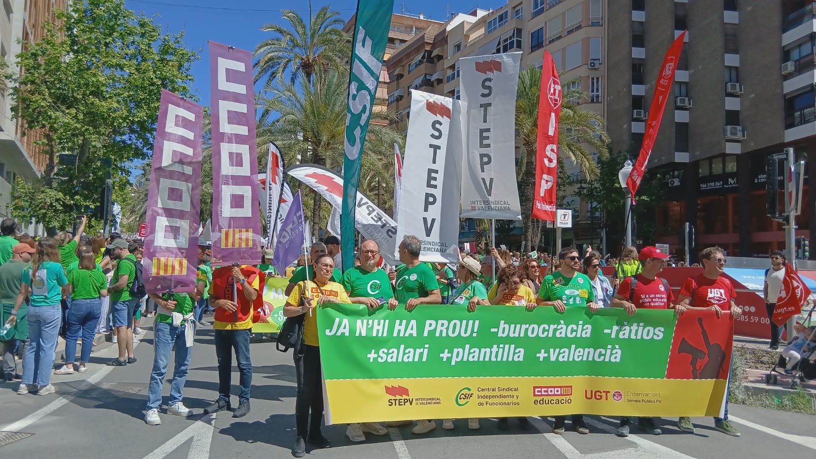 Cabecera de la manifestación en Alicante en el primer día de huelga indefinida en la educación pública