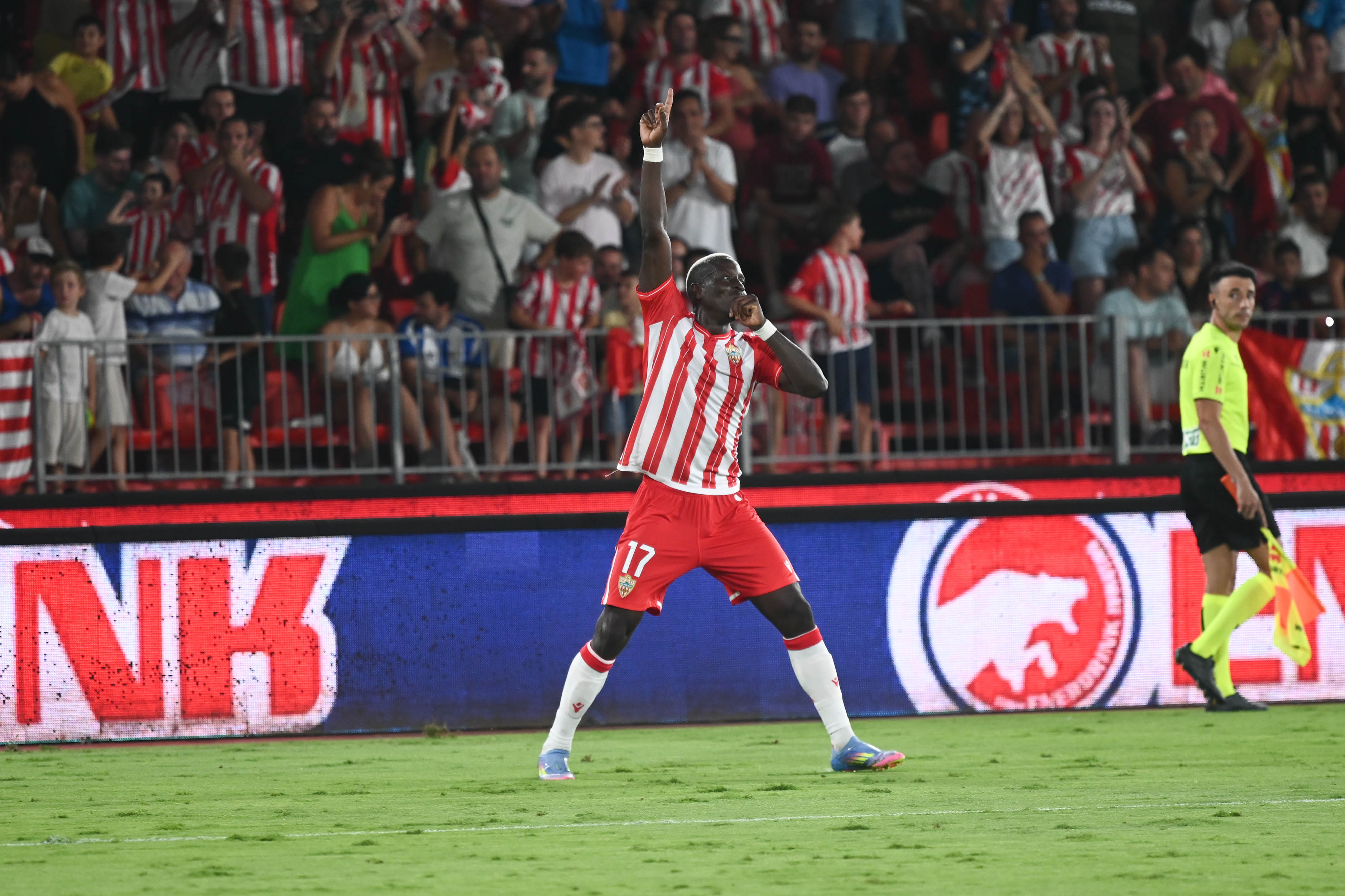 Porno com sarah estanislau Sarah Estanislau, a loira do