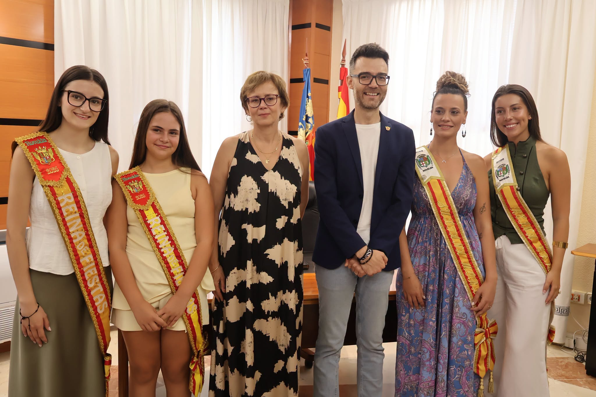 Magda García, junto al alcalde de Novelda, Fran Martínez, y representantes de las fiestas de Moros y Cristianos, durante un acto institucional de las fiestas de 2026.