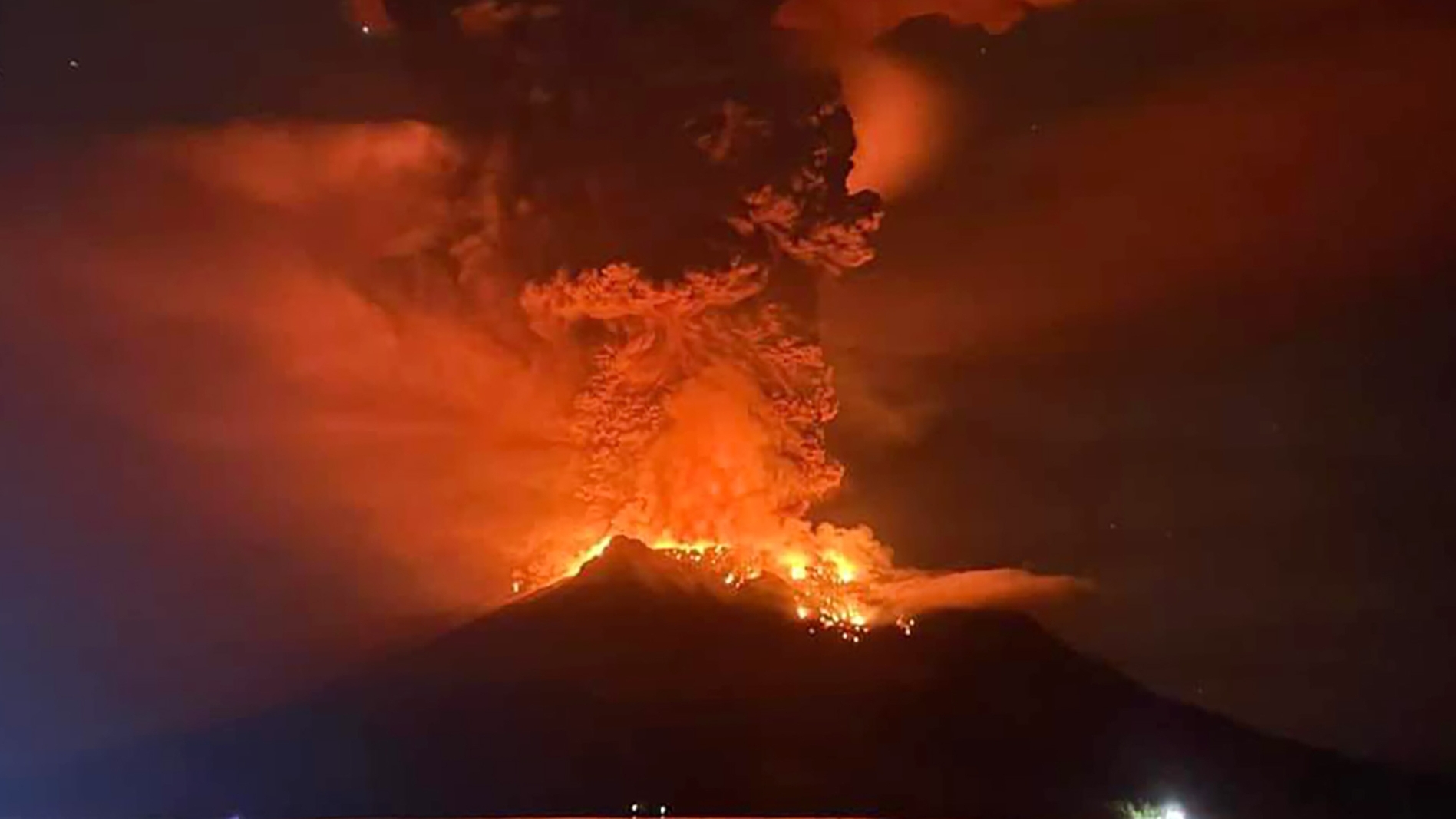 La erupción de un volcán en Indonesia