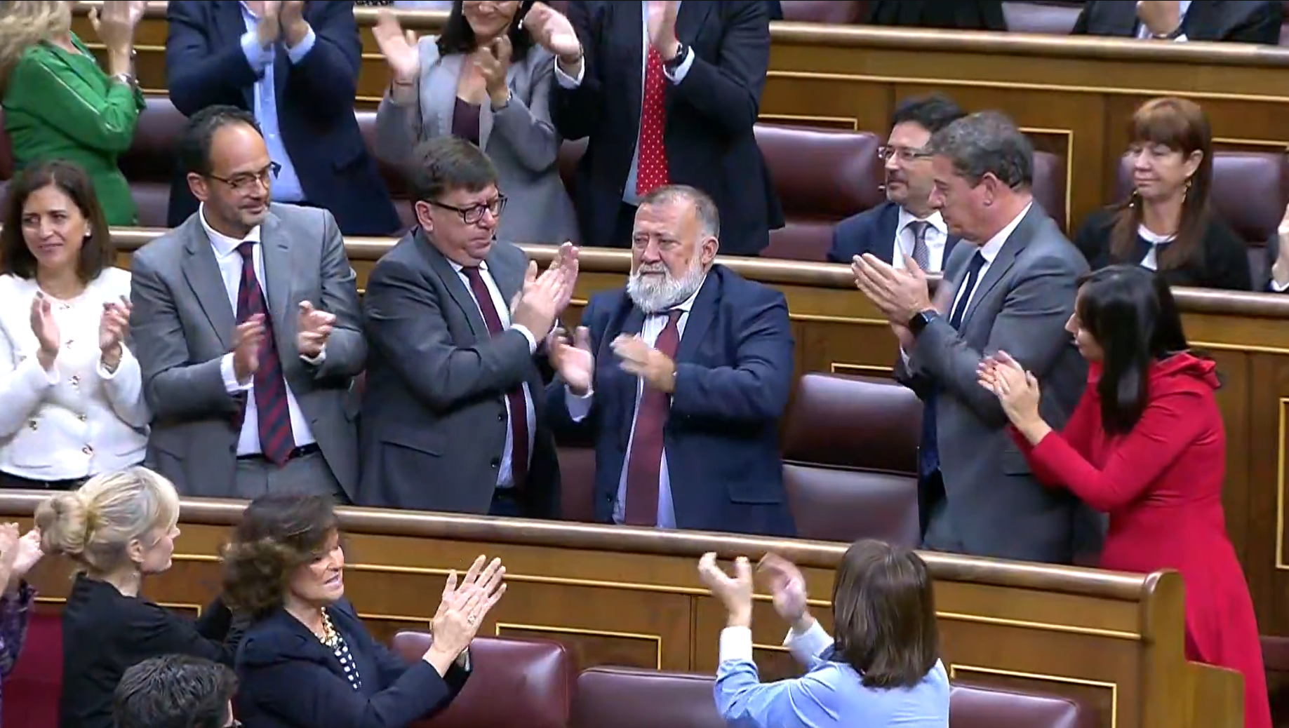 Ovación cerrada al diputado del PSOE por Teruel al que han tirado huevos esta mañana cuando iba al Congreso
