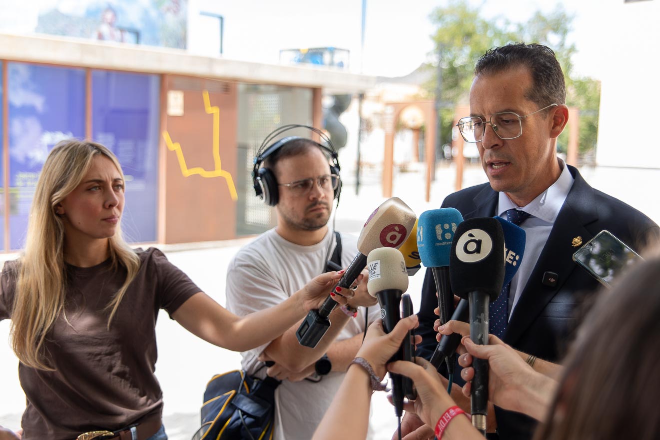 El alcalde de Elda, Rubén Alfaro, ha atendido a los medios para hablar del principio de acuerdo entre Leo Messi y el CD Eldense