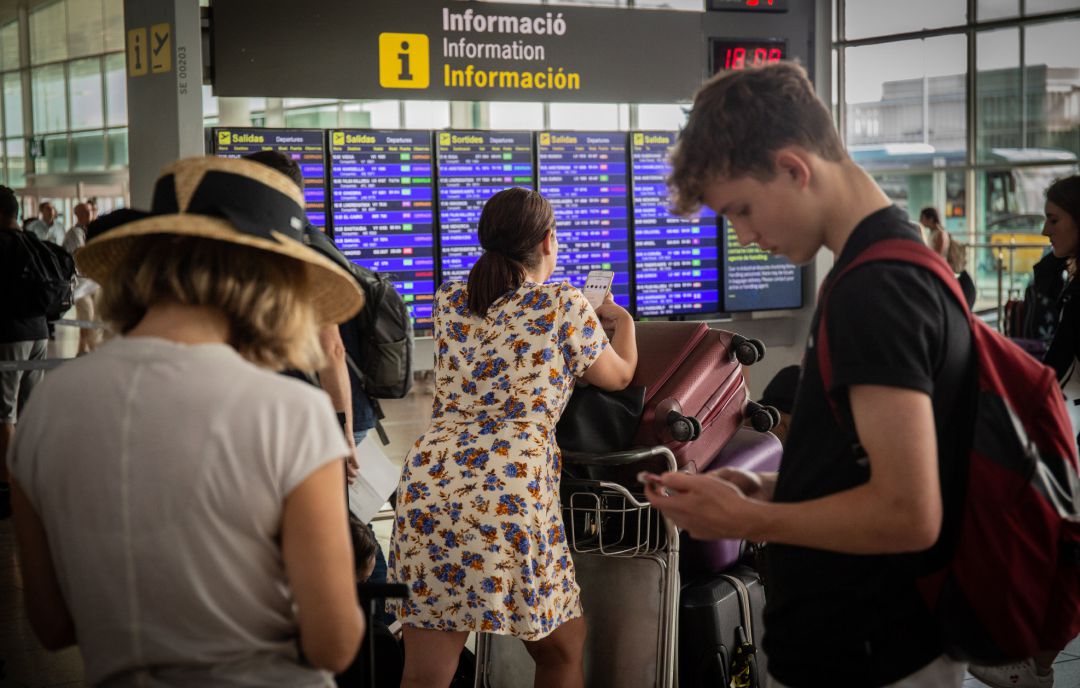 Una azafata tiene una bolsa transparente con líquidos en el