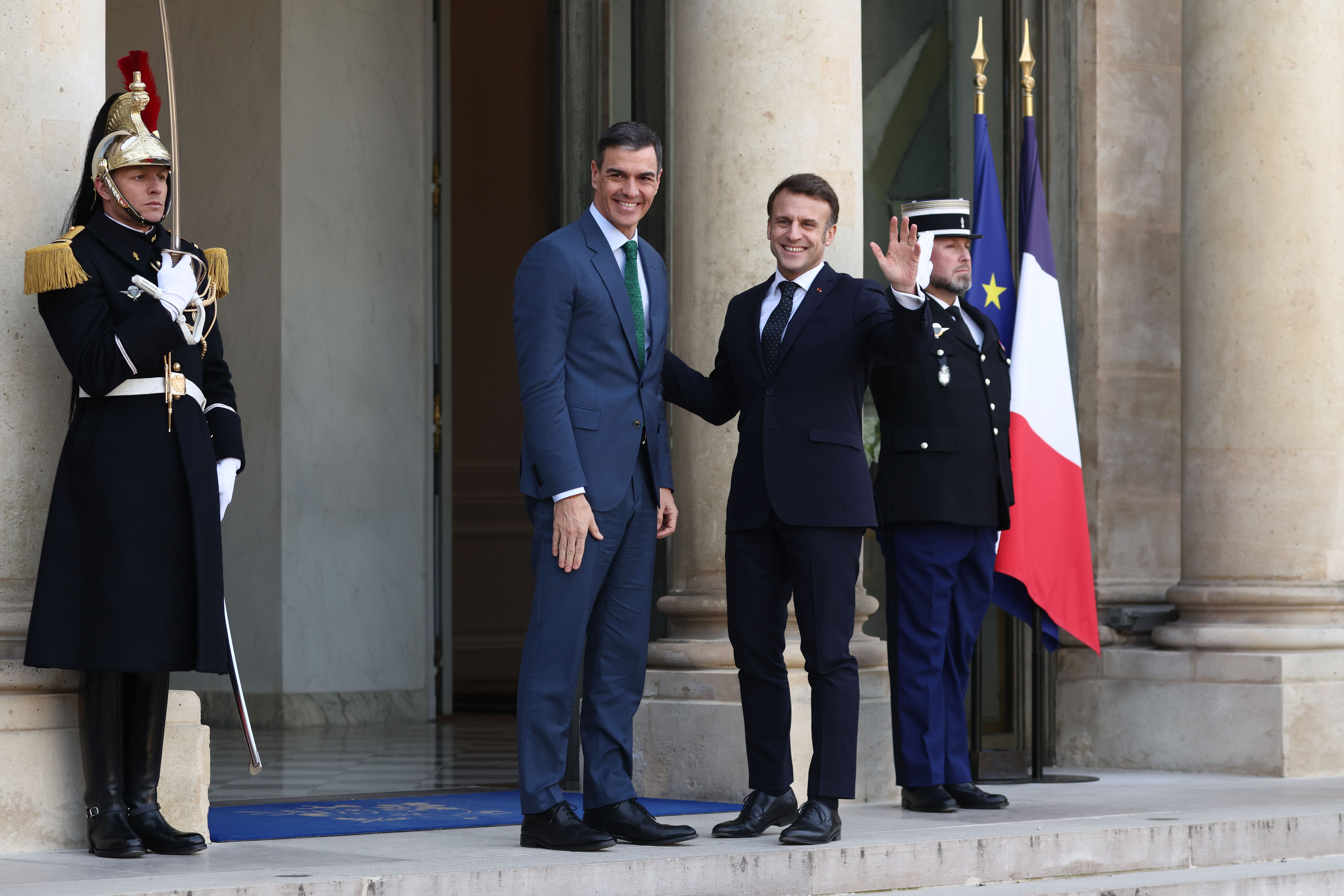 El presidente de Francia, Emmanuel Macron, saluda al presidente español, Pedro Sánchez, a su llegada al Elíseo.