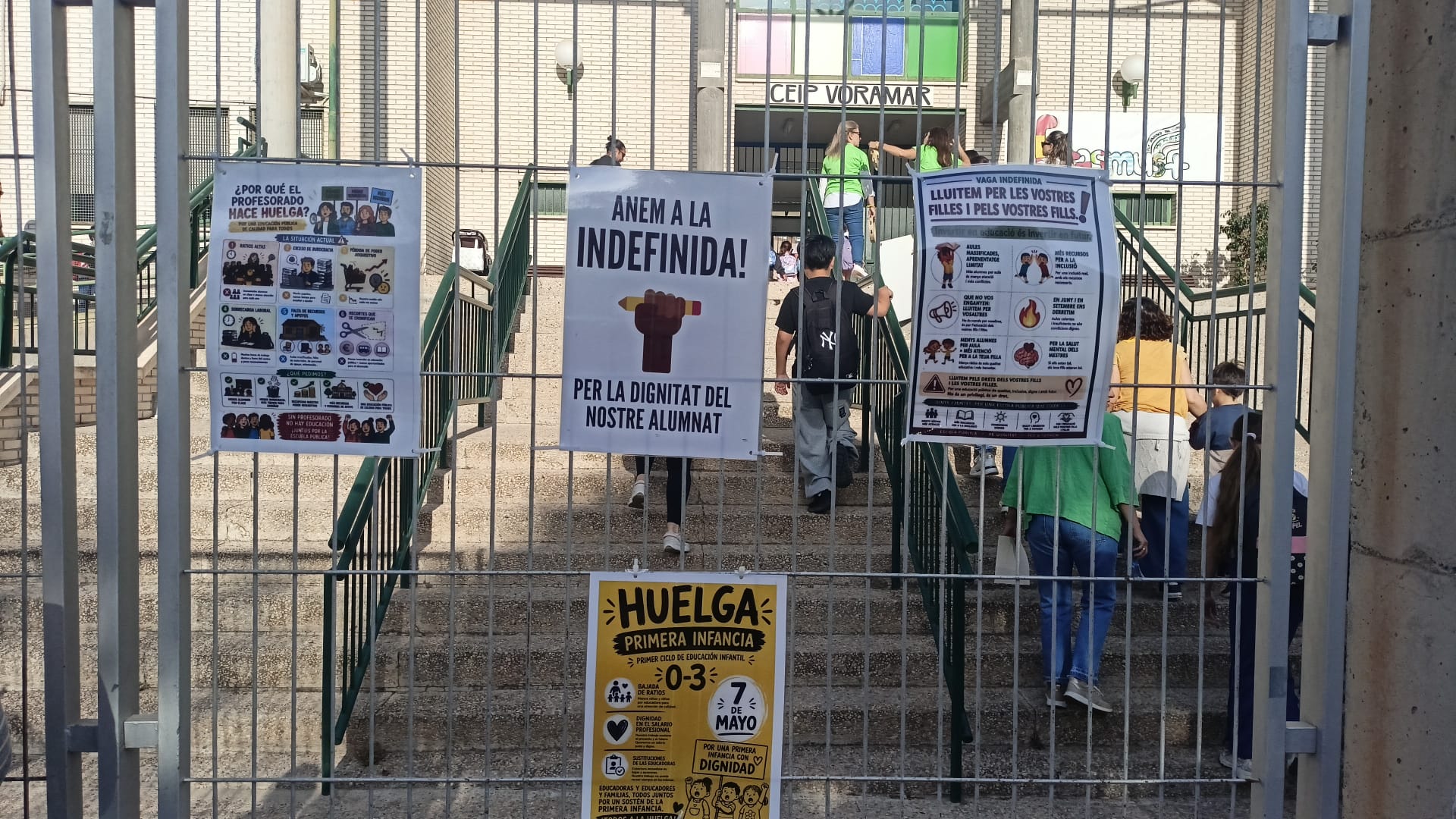 Carteles sobre el inicio de la huelga de Educación en un colegio de Alicante