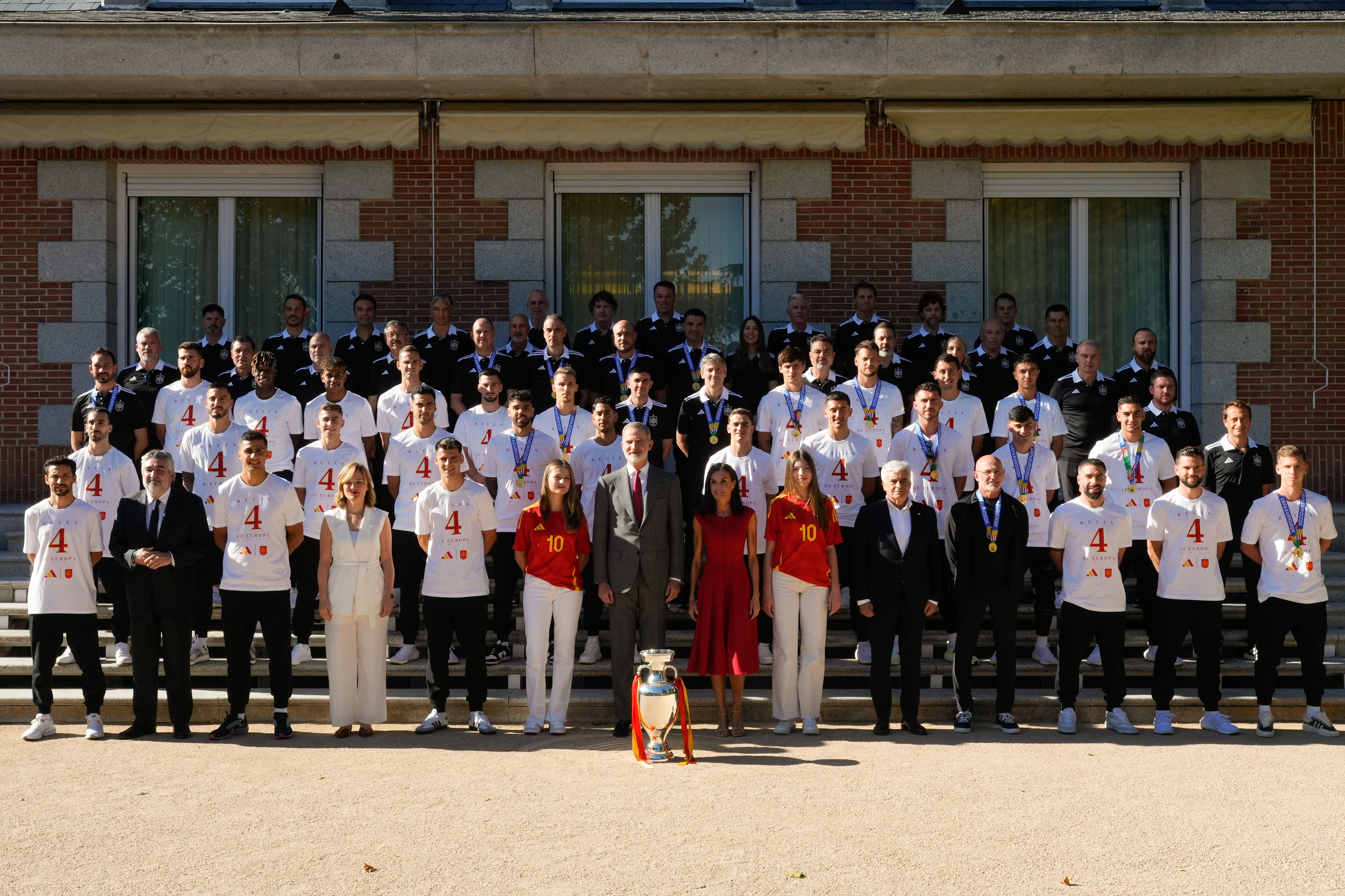 MADRID, 15/07/2024.- El rey Felipe VI (c-i), junto a la reina Letizia (c-d), la infanta Sofía (6d) y la princesa Leonor (6i), reciben a la selección española, este viernes en el Palacio de La Zarzuela, en Madrid, tras haberse proclamado campeones de la Eurocopa al vencer ayer en la final a Inglaterra. EFE/ Borja Sánchez-Trillo
