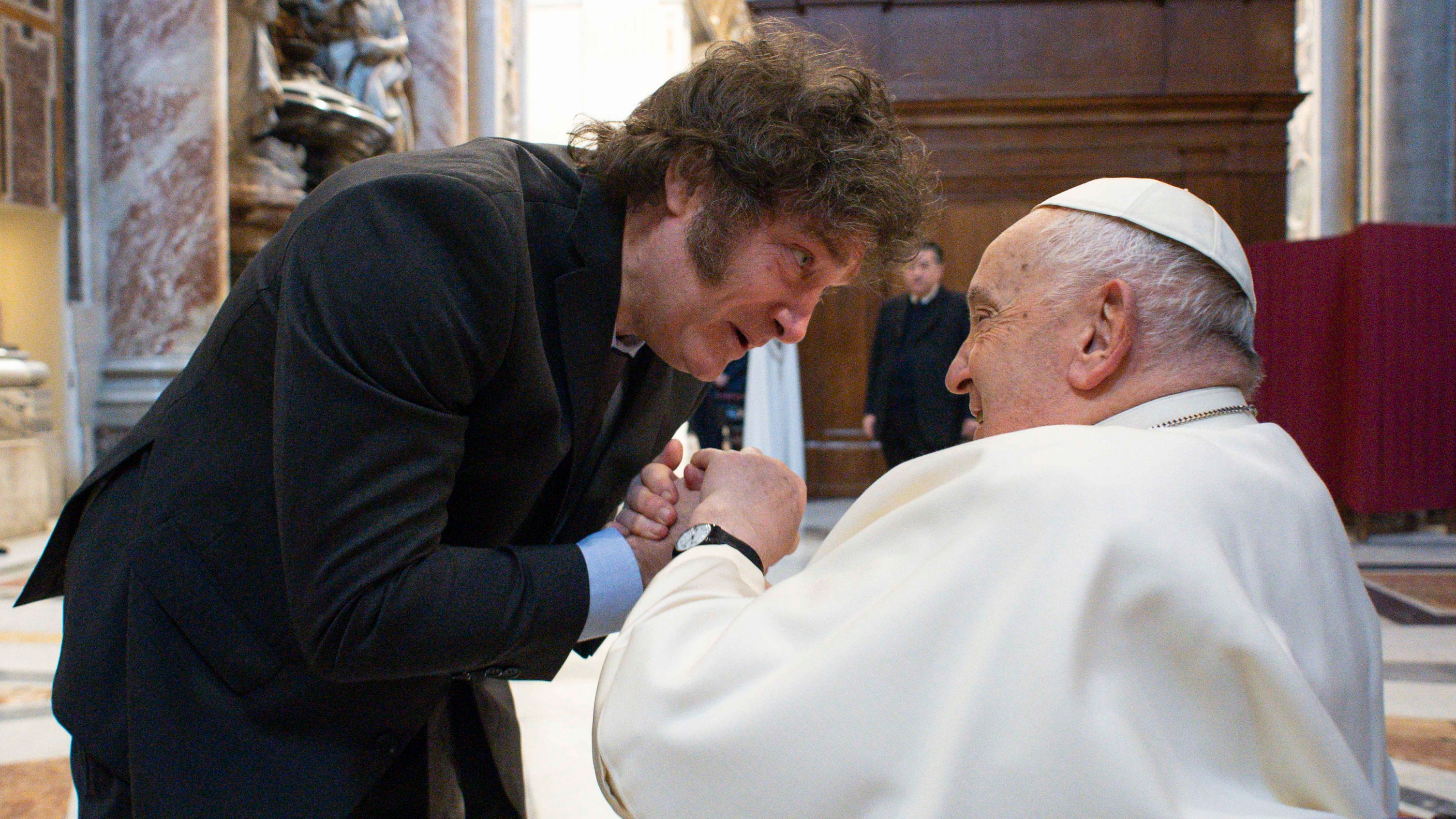 Milei y el Papa Francisco se funden en un abrazo en su primer encuentro en el Vaticano
