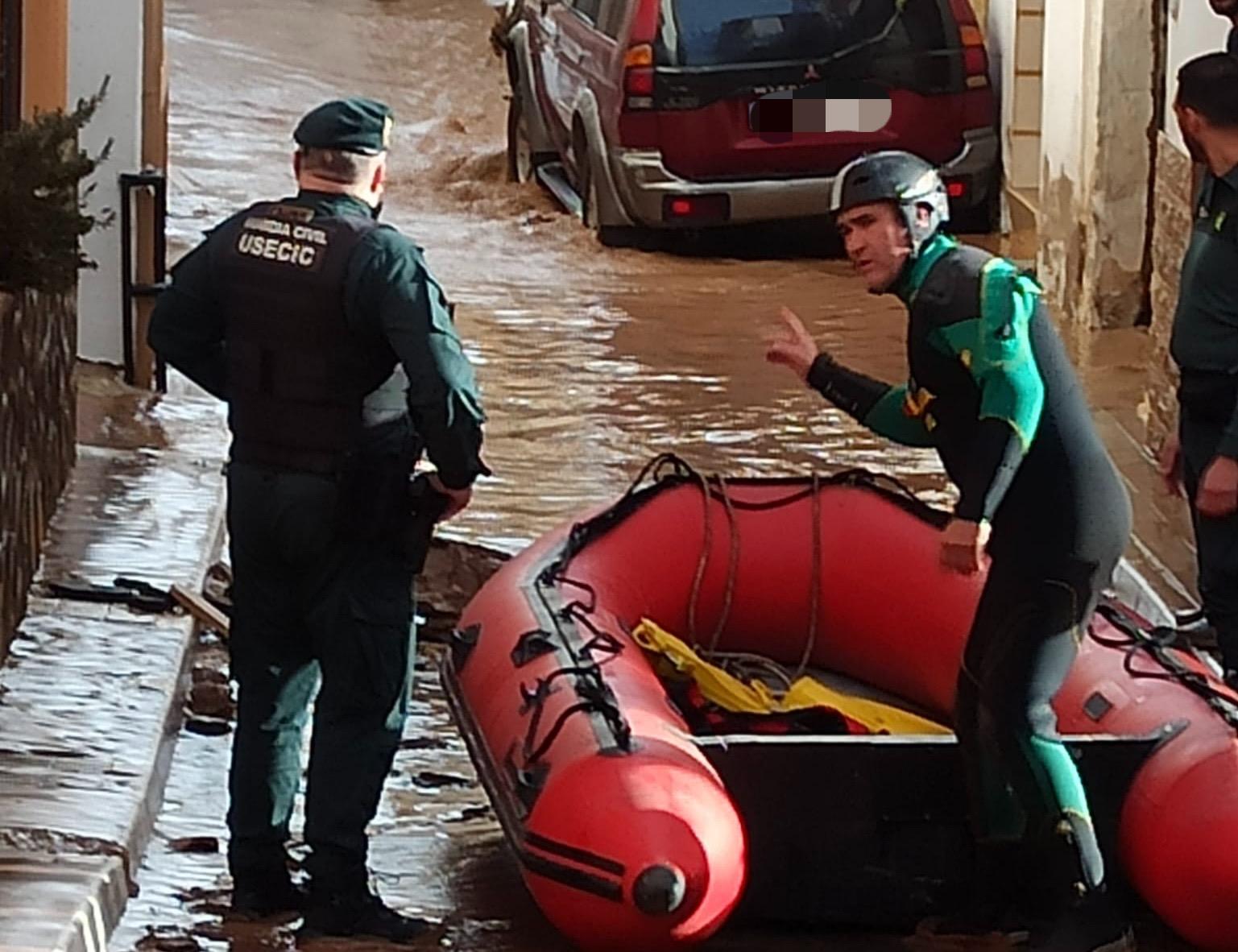 Efectivos de la Guardia Civil trabajando en Mira (Cuenca)