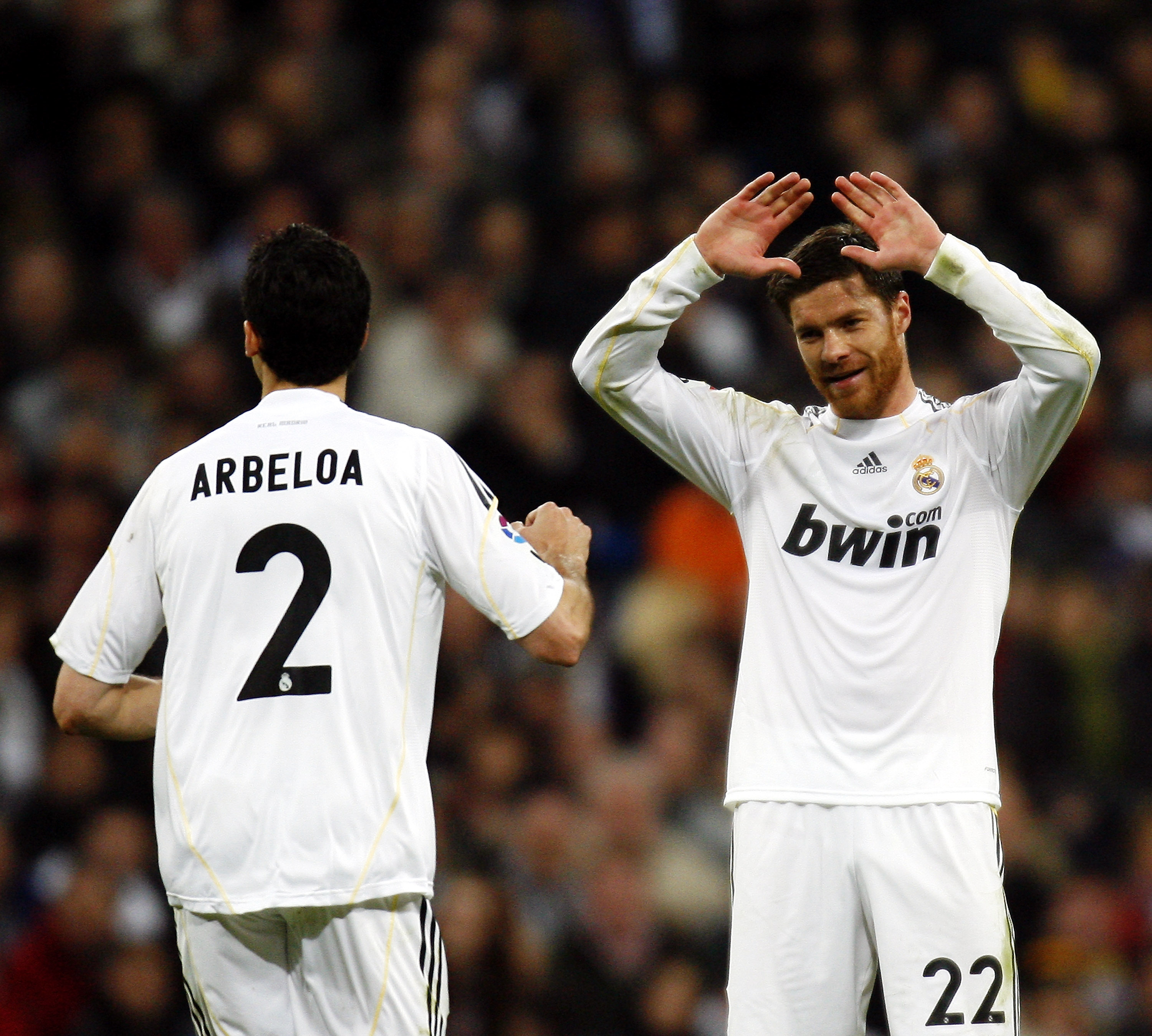 Álvaro Arbeloa y Xabi Alonso celebran un gol con el Real Madrid frente al Espanyol en LaLiga 2009/10